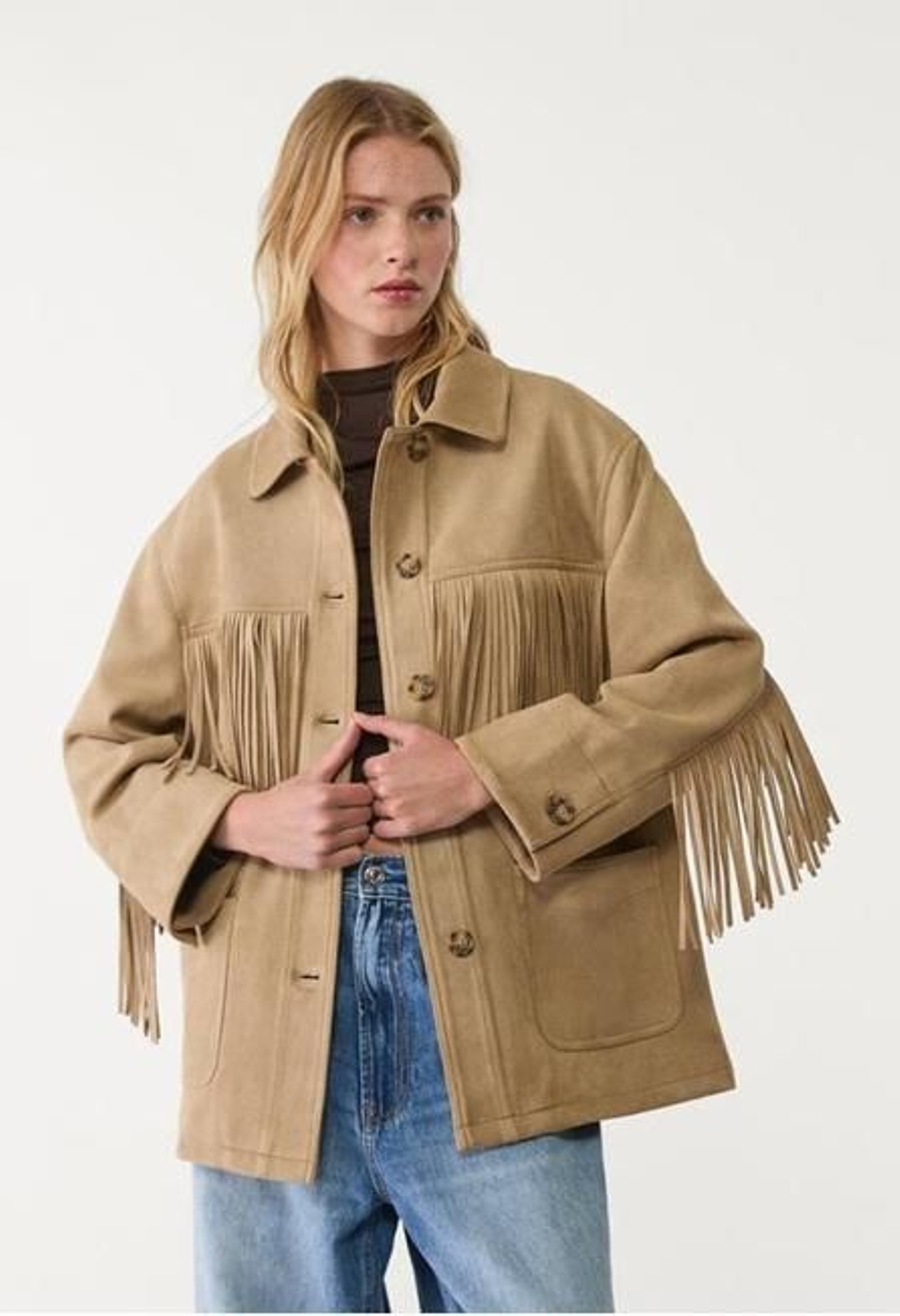 Chaqueta de ante y flecos de Stradivarius.