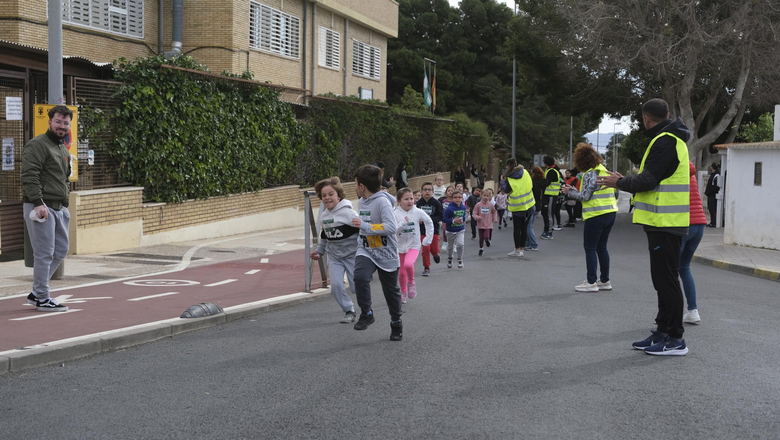 Imágenes de la carrera infantil contra el cáncer en el CEIP Francisco de Goya