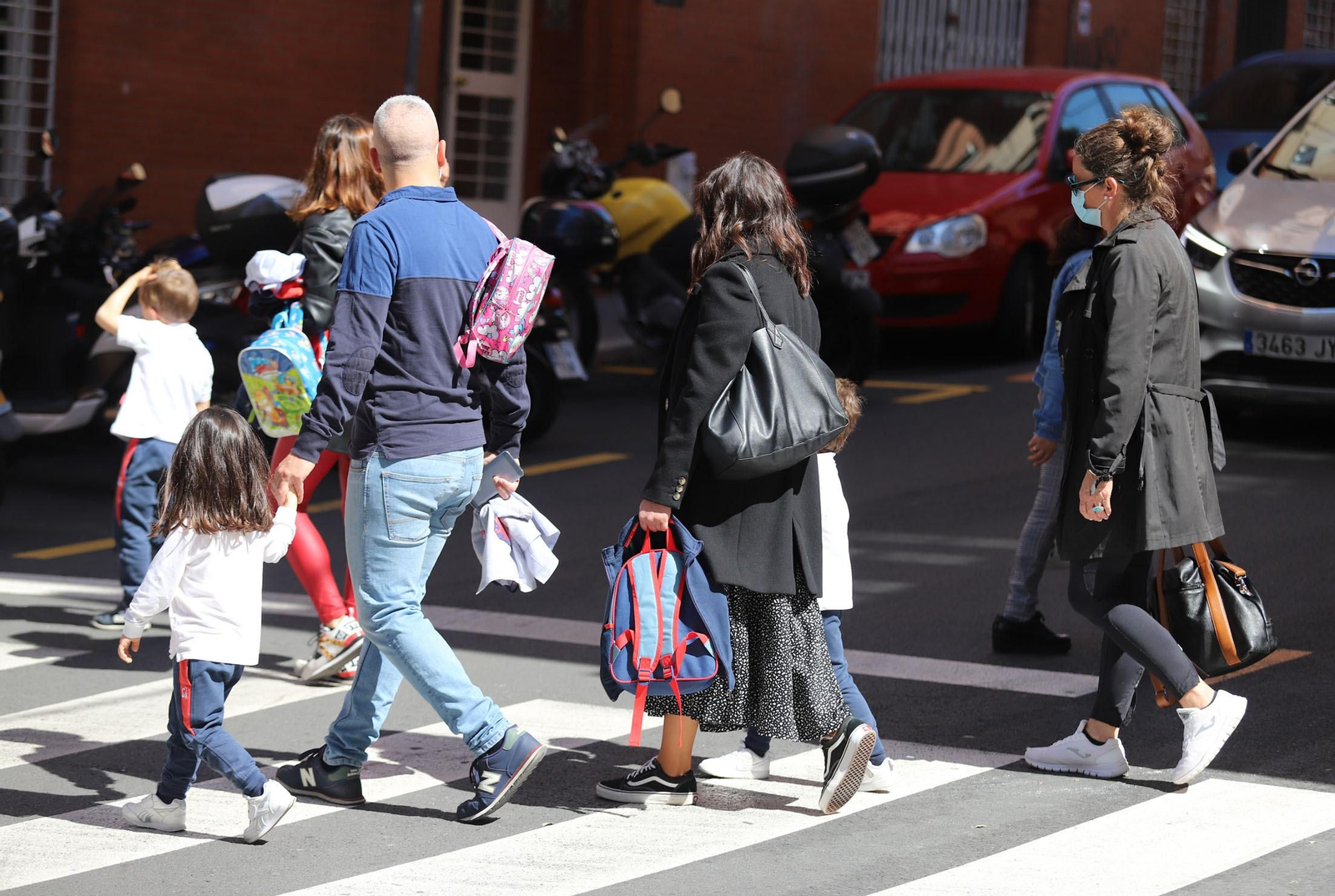 Varias personas caminan por las calles de la capital onubense durante la jornada de ayer.