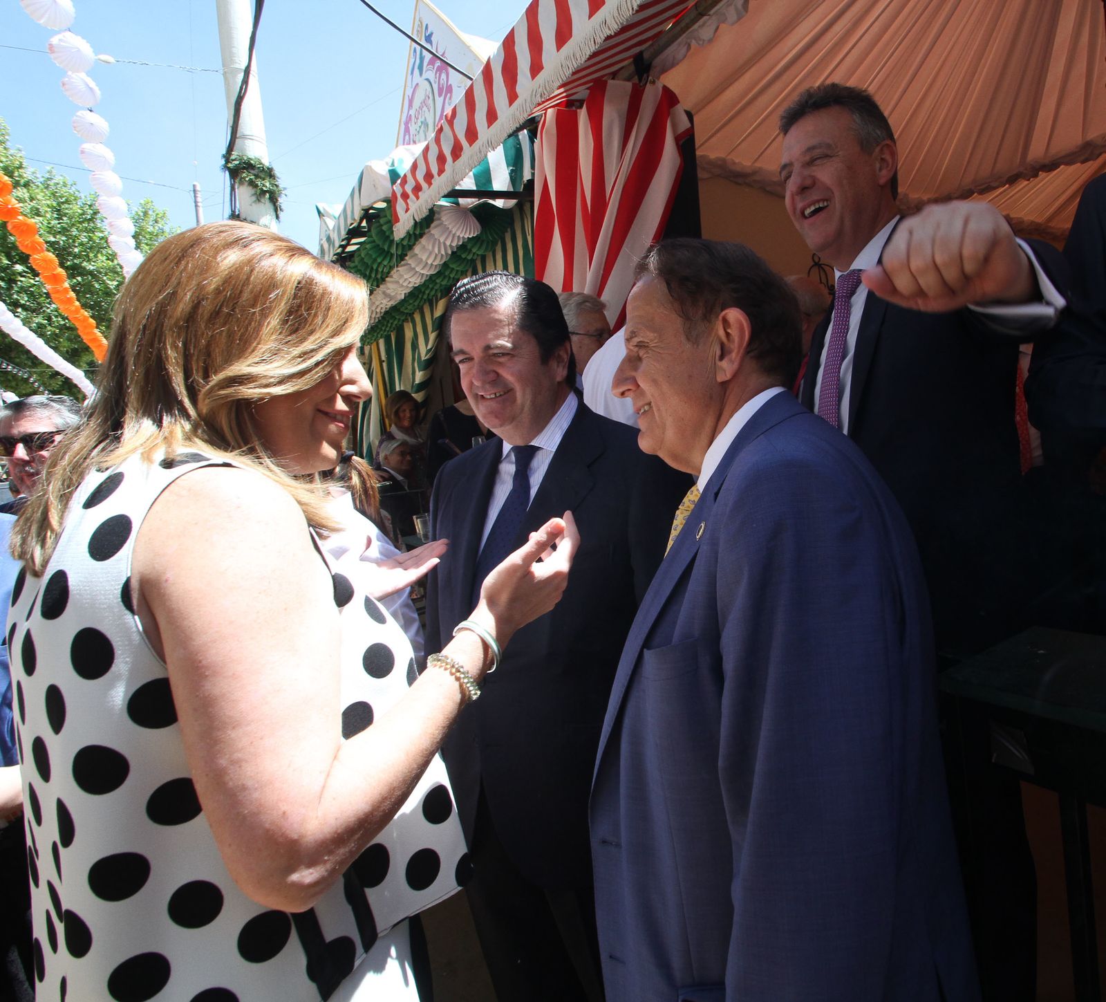 La presidenta de la Junta, Susana Díaz, saluda a Borja Prado y Antonio Pascual.