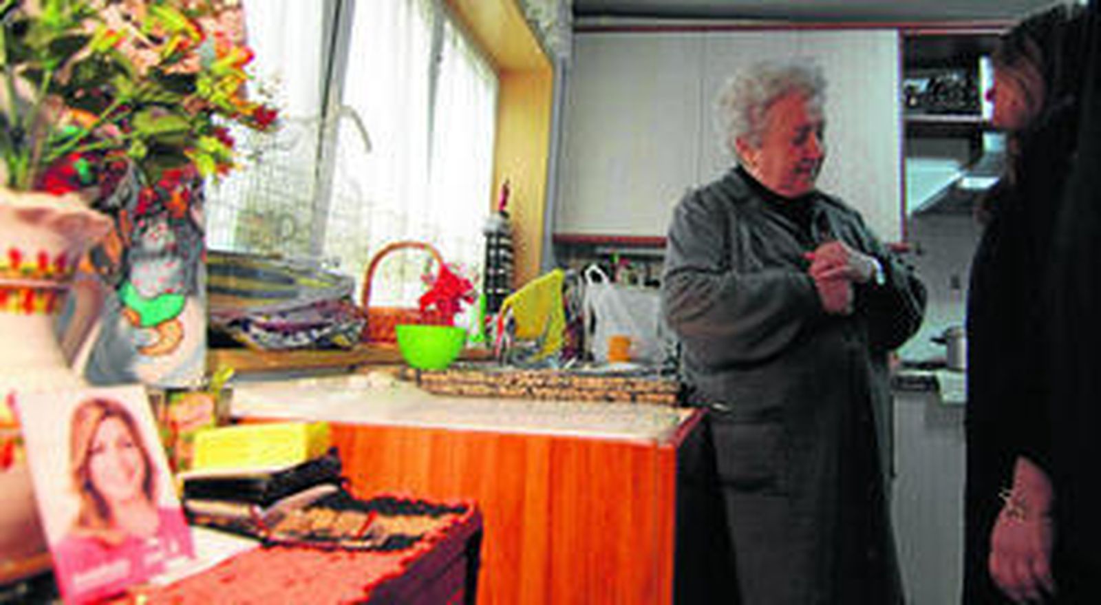 La foto electoral de Susana Díaz tiene un lugar reservado en la mesa de la cocina de una de las vecinas de la calle Pasaje González Quijano, en la Alameda.