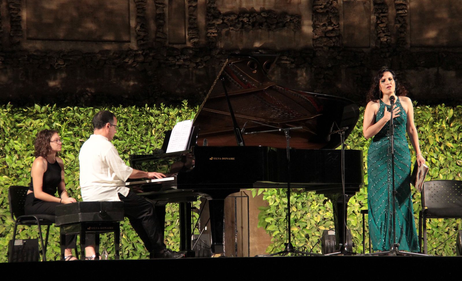 Mariví Blasco e Ignacio Torner en los jardines de Sorolla.