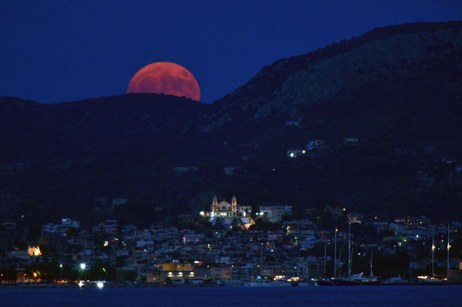 La Superluna azul captada en diferentes partes del planeta: un disfrute visual de la Luna del Esturión