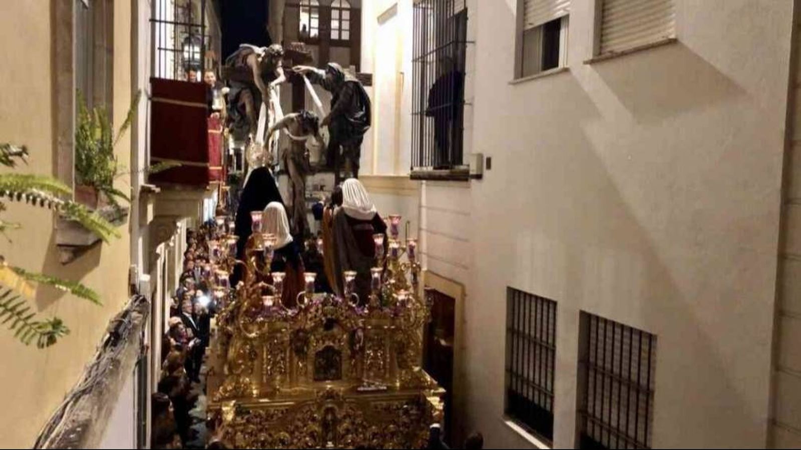 La Hermandad de la Exaltación a su paso por la calle Tornería
