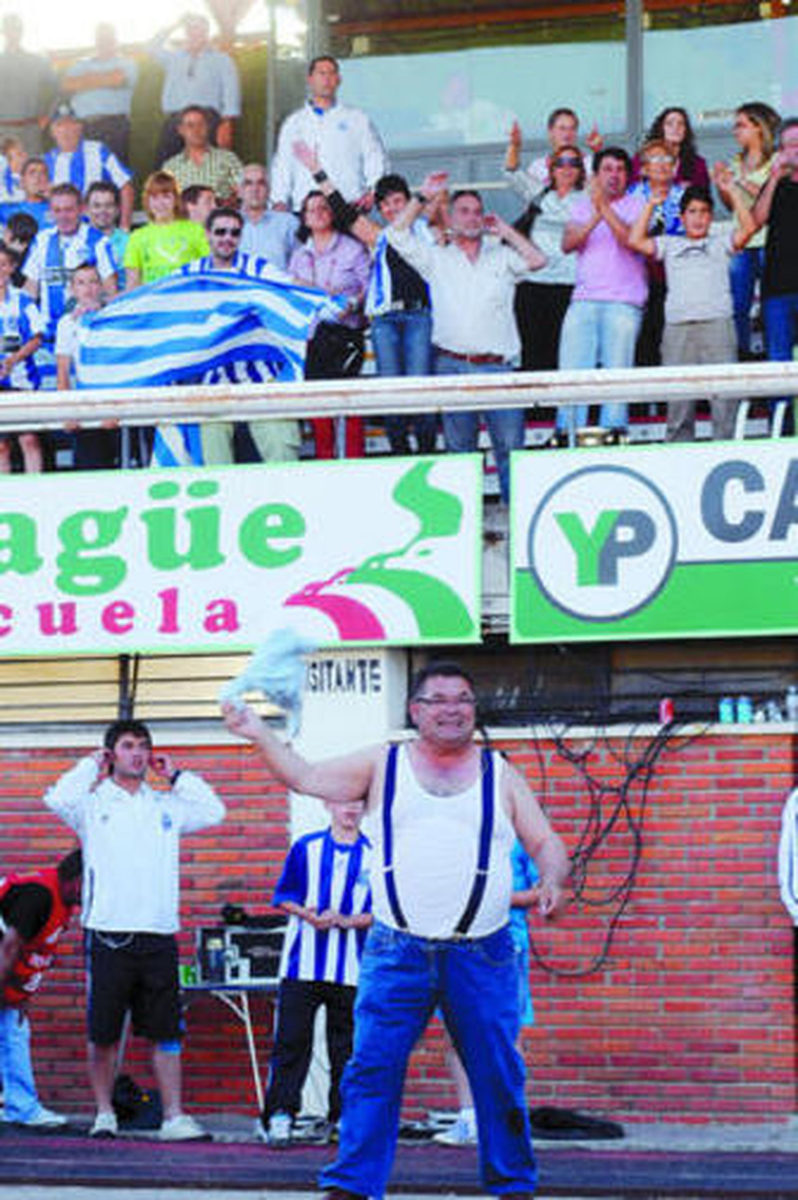 Cachola anima al Cerro desde la banda.