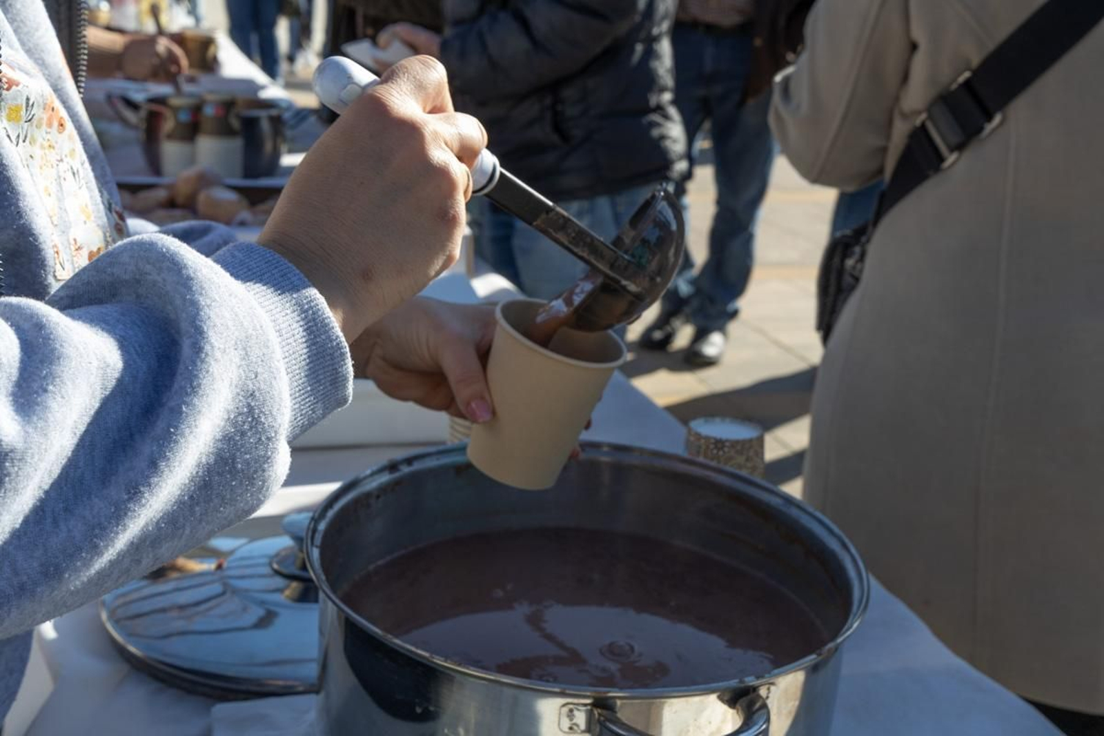 Chocolatada solidaria, caravana de coches, campanadas infantiles y juegos para los más pequeños en Monte Lope Álvarez