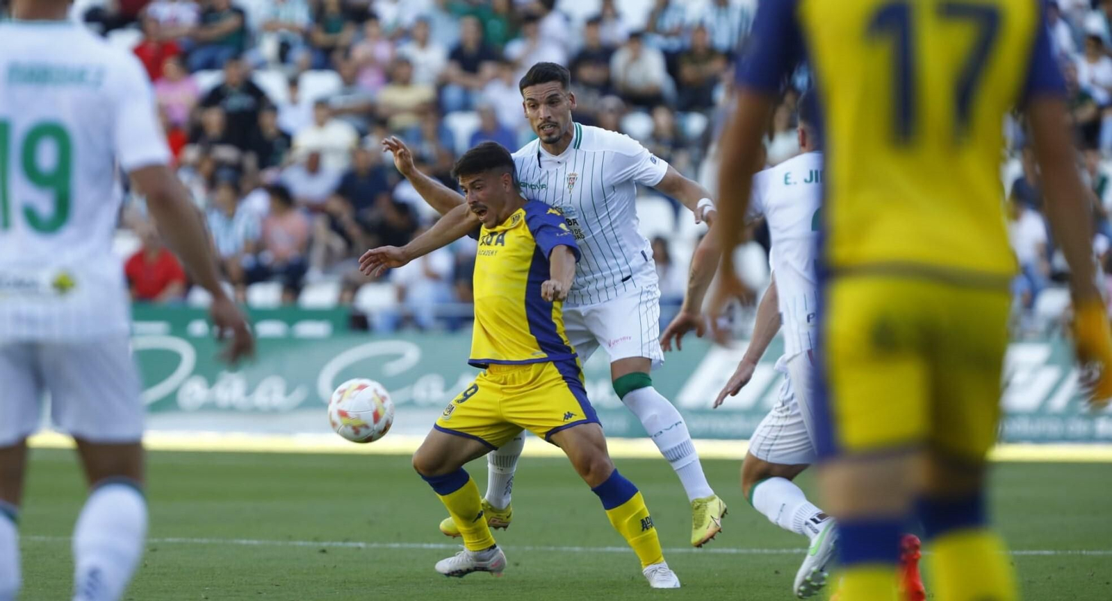 Alonso intenta ganar la batalla a un jugador del Alcorcón.