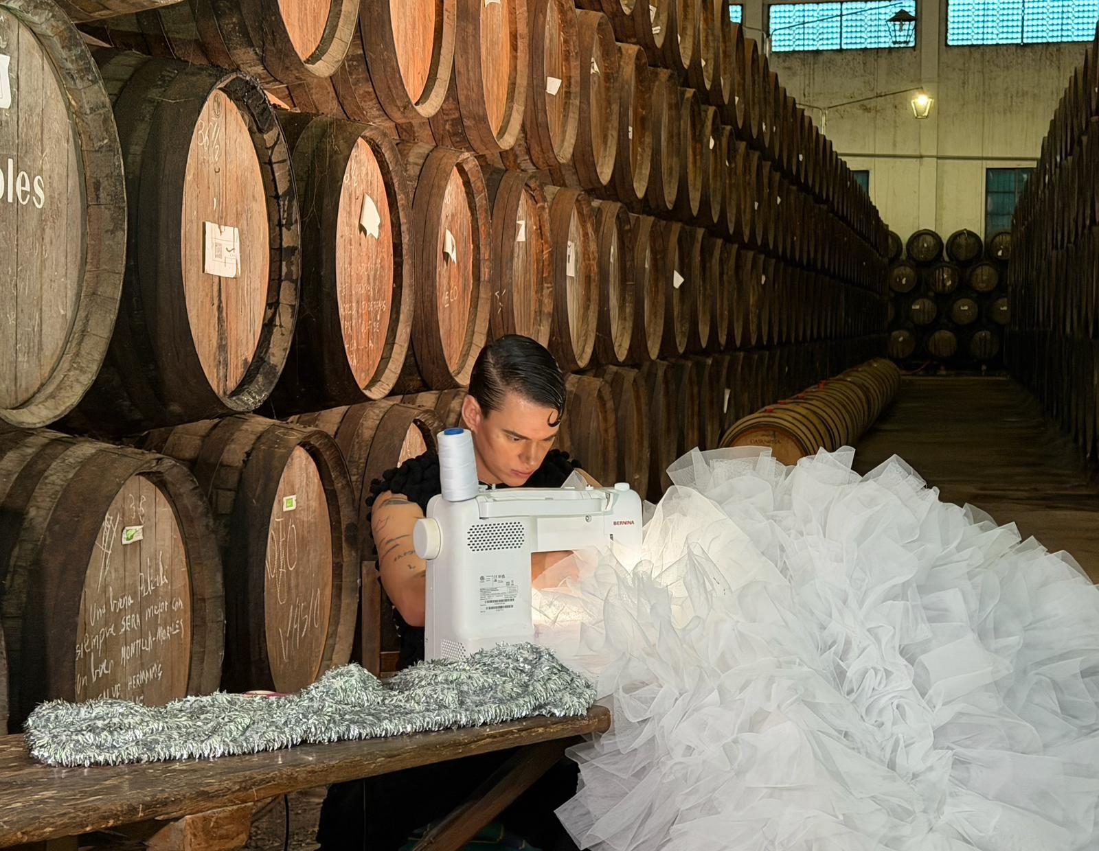 José Perea mientras cose en Bodegas Robles