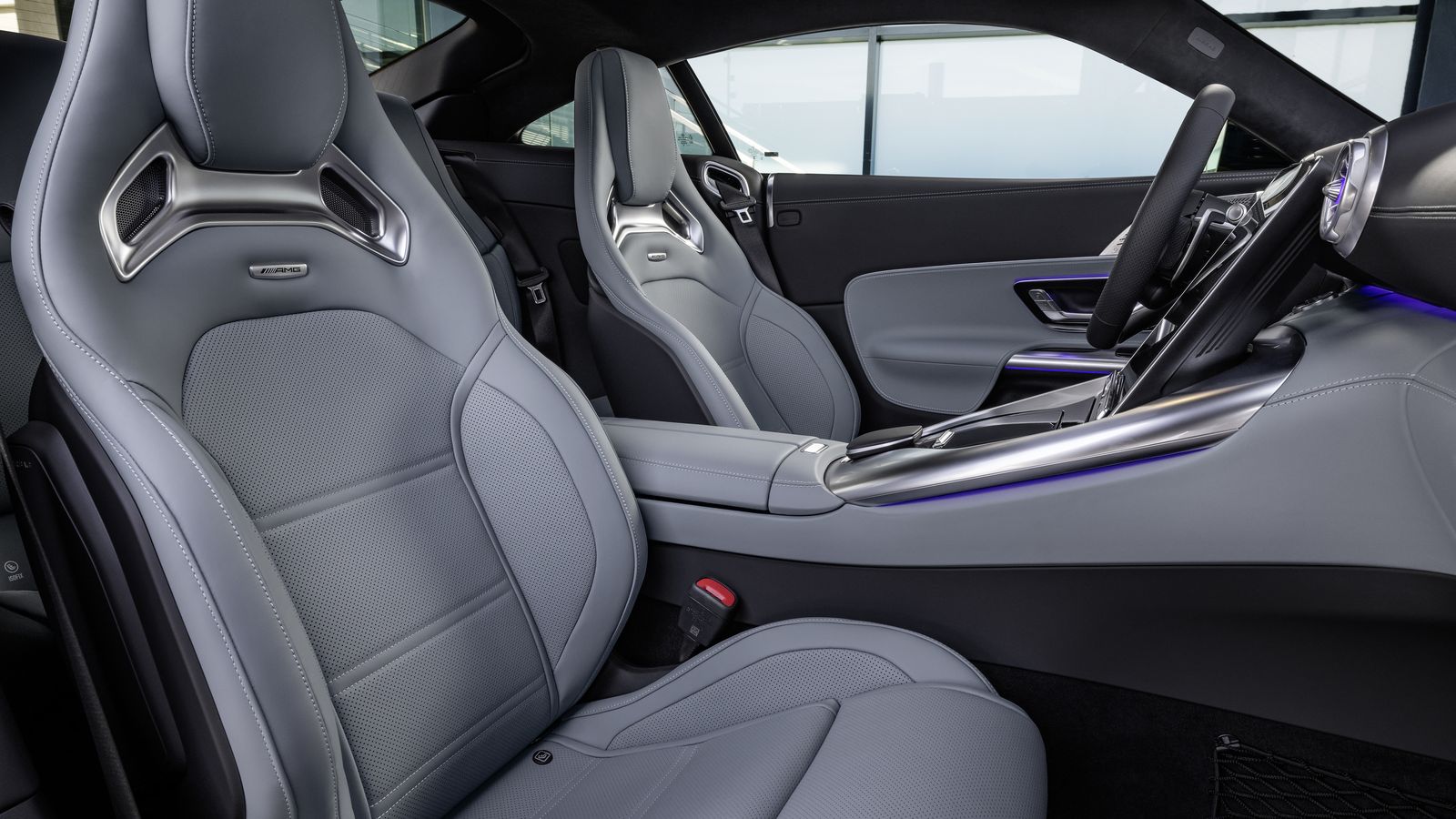 El equipamiento de serie incluye algunas regulaciones eléctricas para los asientos delanteros, que están tapizados en cuero Nappa. En todo caso, los opcionales -en la foto- ofrecen mayor sujeción lateral y tienen los reposacabezas integrados.