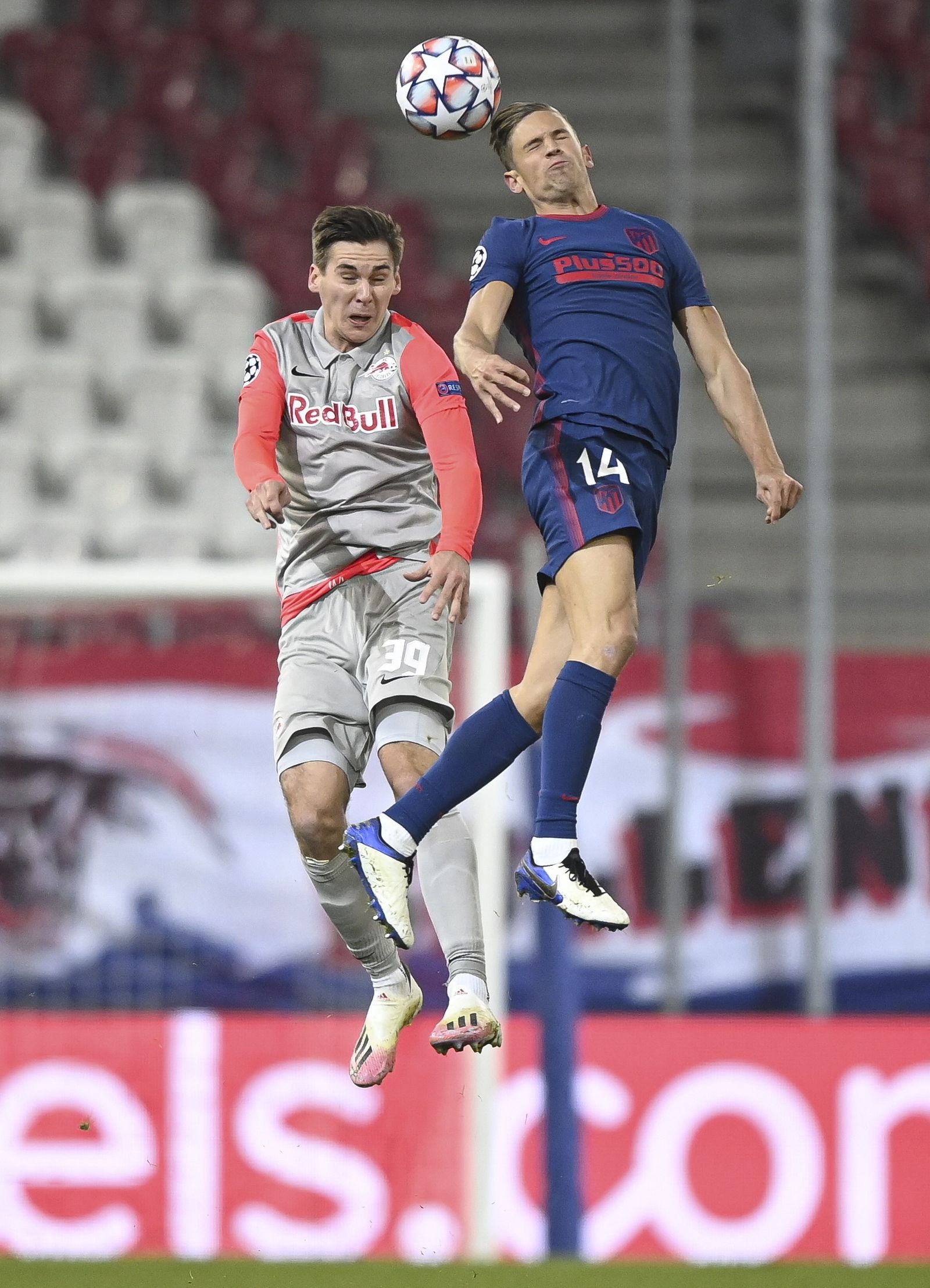 El central Wober y Llorente saltan por un balón.