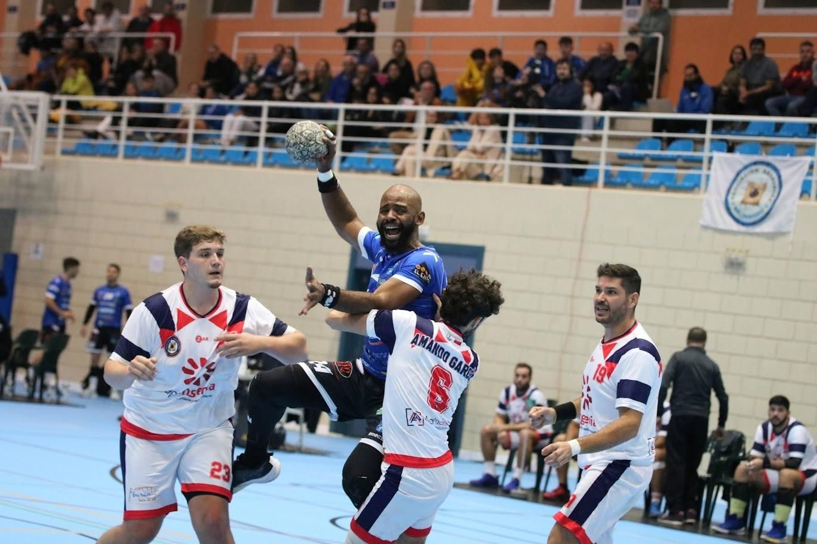 Un jugador del conjunto canterano-sureño se dispone a realizar un disparo en un partido de este curso.