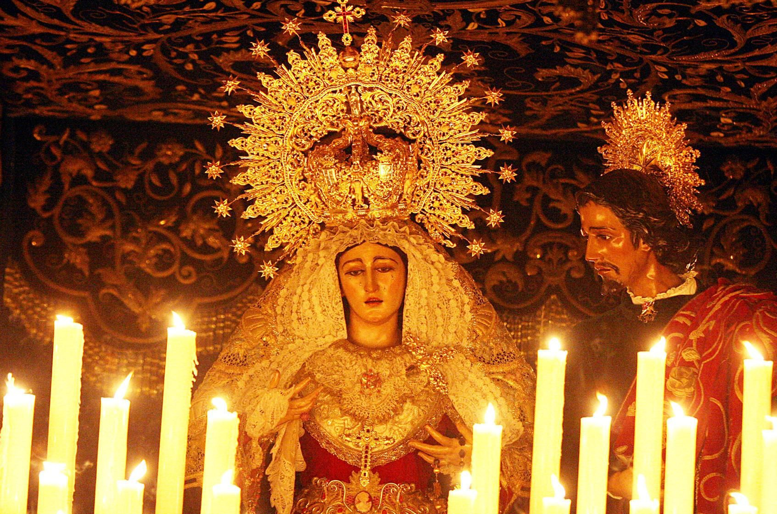 María Santísima de la Amargura, acompñada por San Juan, en su paso de palio.