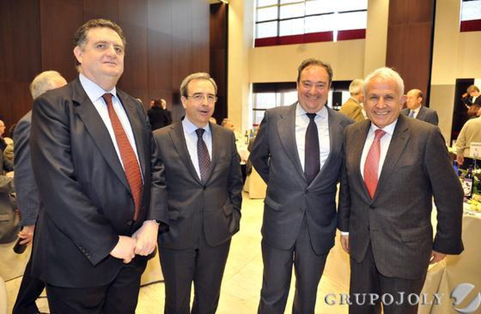 Los directores generales del Grupo Joly Juan Carlos Fernández y Tomás Valiente, con Juan Luis Villanueva, consejero del Sevilla FC, y Antonio Pascual, presidente de la Fundación Sevillana-Endesa. / Fotos: B. Vargas·J.C. Vázquez