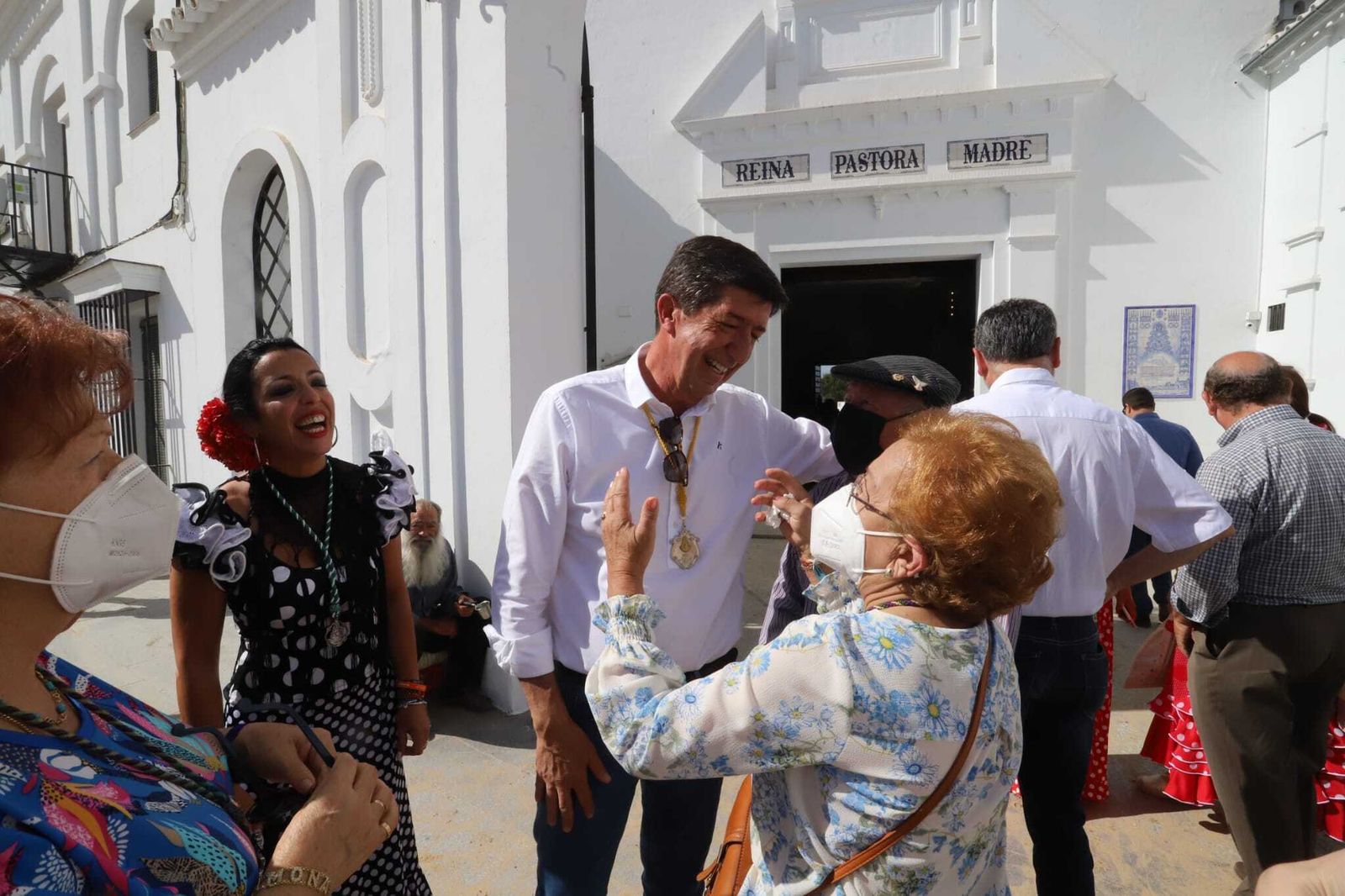 Juan Marín conversa con una mujer a la salida del Santuario del Rocío.