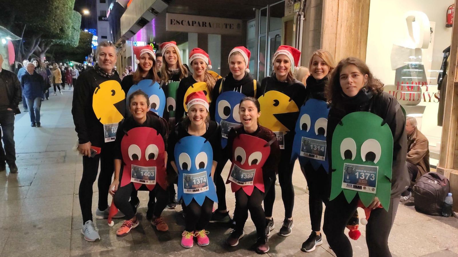 Este grupo de amigas, con la diseñadora de 'Utopian Dreamers', Elena Morales, participó con disfraces de 'comecocos'.