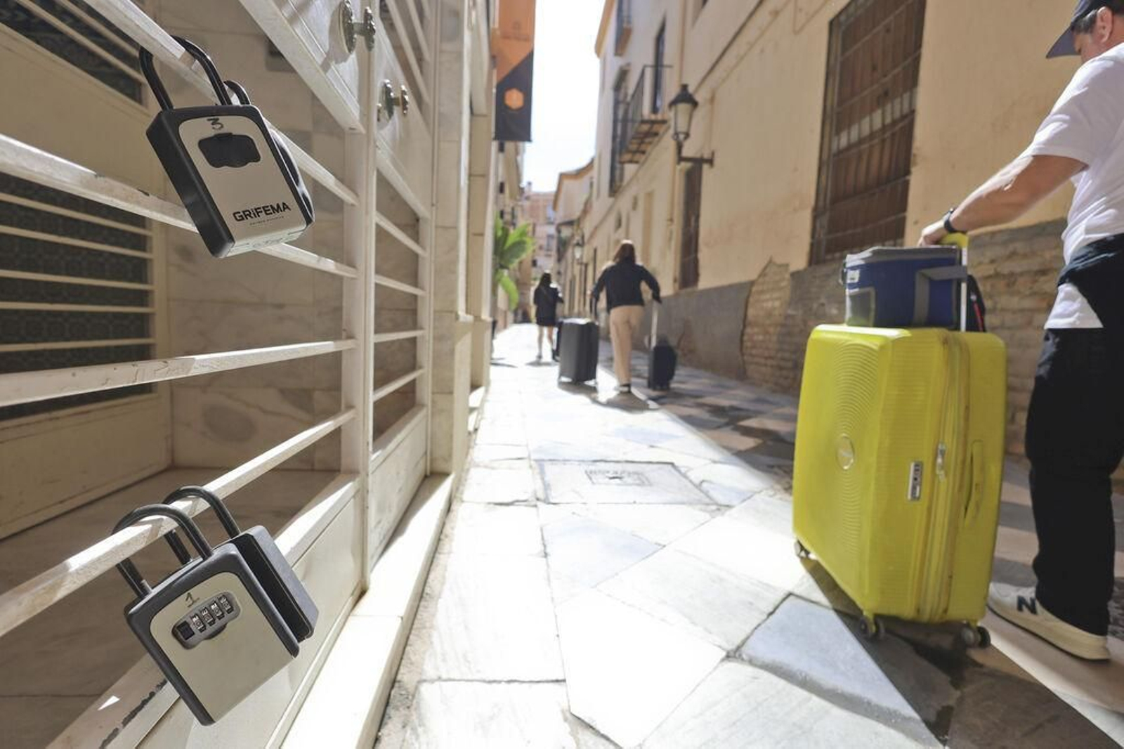 Candados colocados en una puerta de entrada a un bloque del centro de Málaga. Candados colocados en una puerta de entrada a un bloque del centro de Málaga.