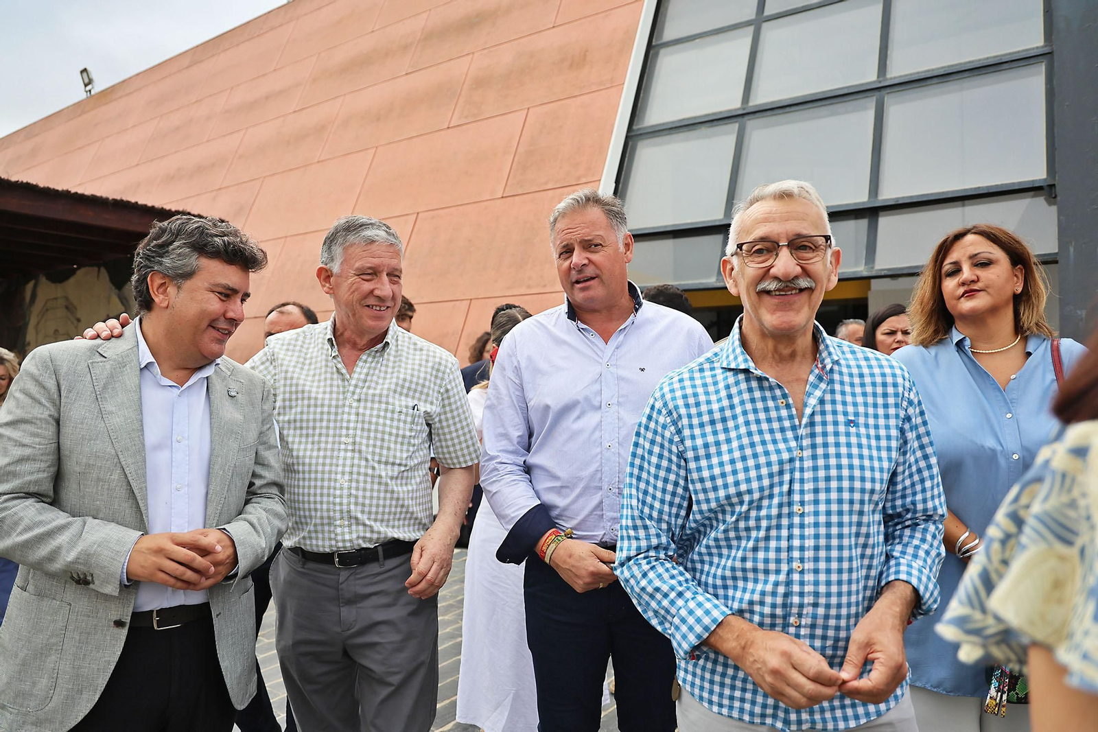 Imágenes de la firma con alcaldes de 34 municipios los convenios del programa 'Tu Diputación Invierte'