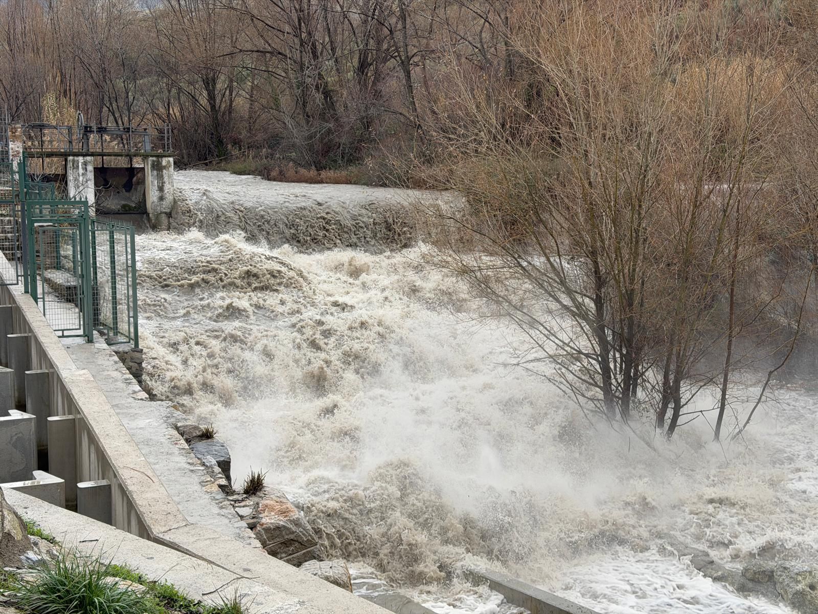 Las fotos de la previa de la borrasca Leonardo: nieve en Prado Negro y el río Genil en Granada, crecido