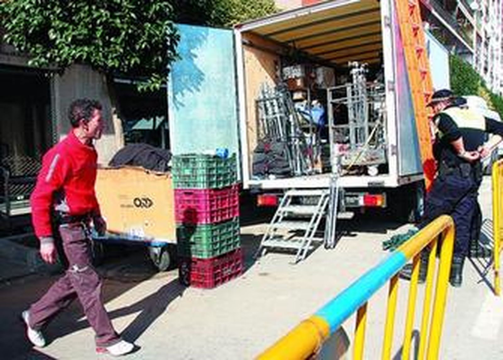 Uno de los vehículos con equipo de rodaje, ayer en Algeciras.