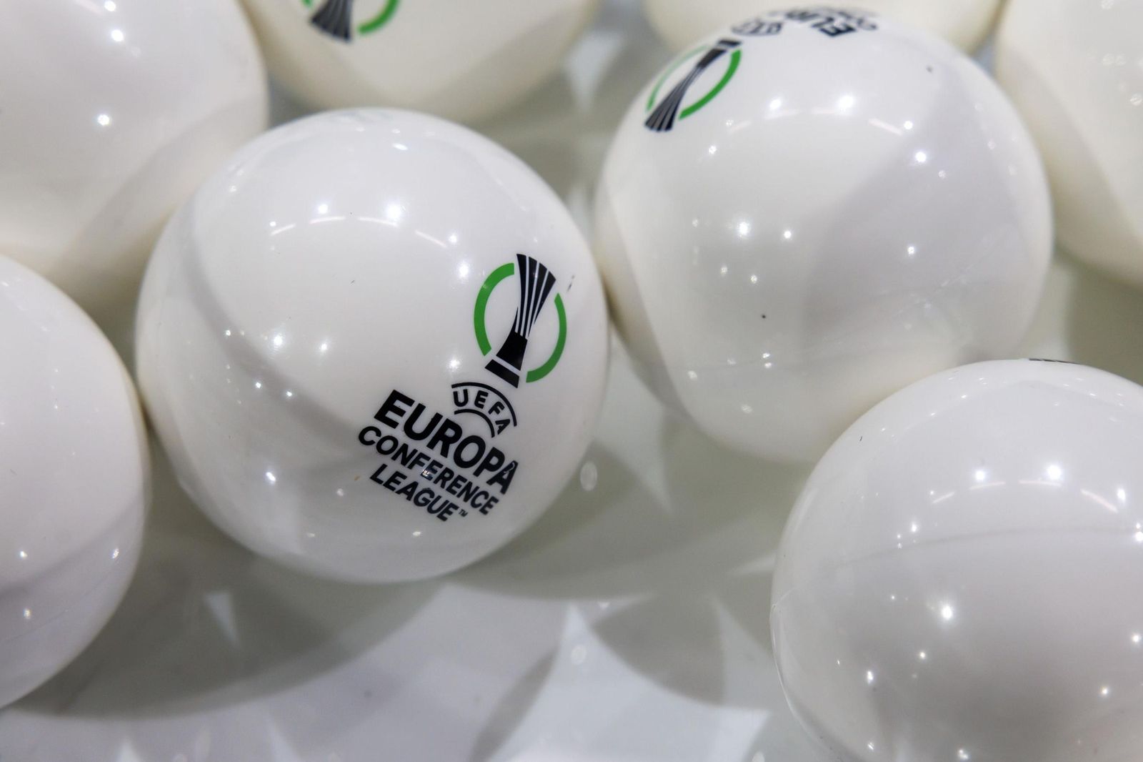 Bolas del sorteo de la Conference League.