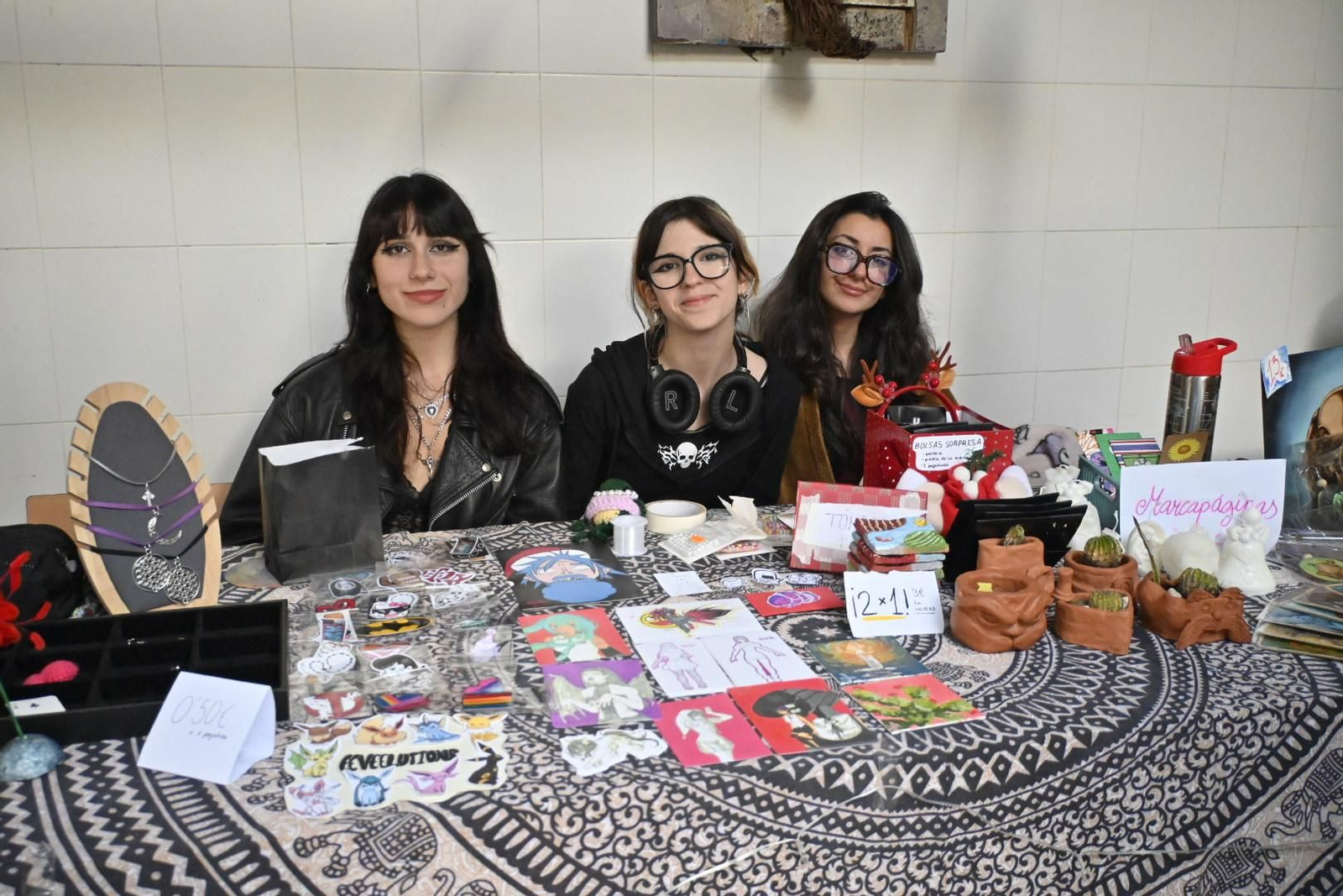 Imágenes del tradicional mercadillo de navidad de la escuela de arte León Ortega