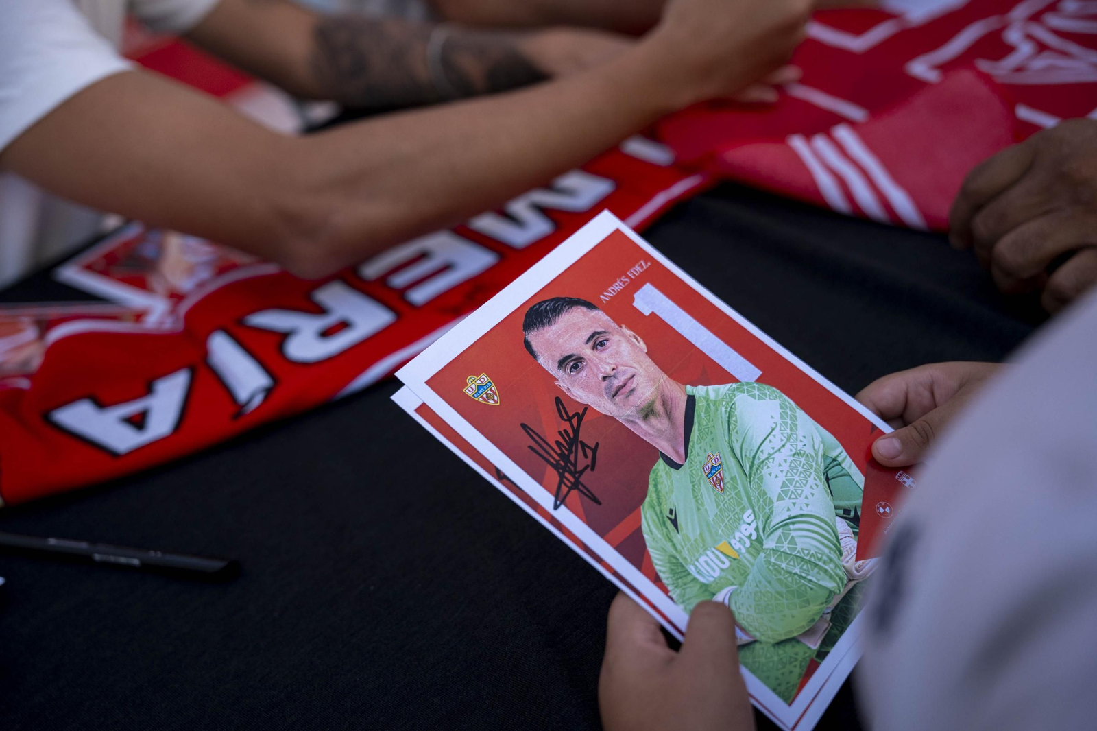 Los jugadores de la UDA Thalys y Andrés firman autógrafos