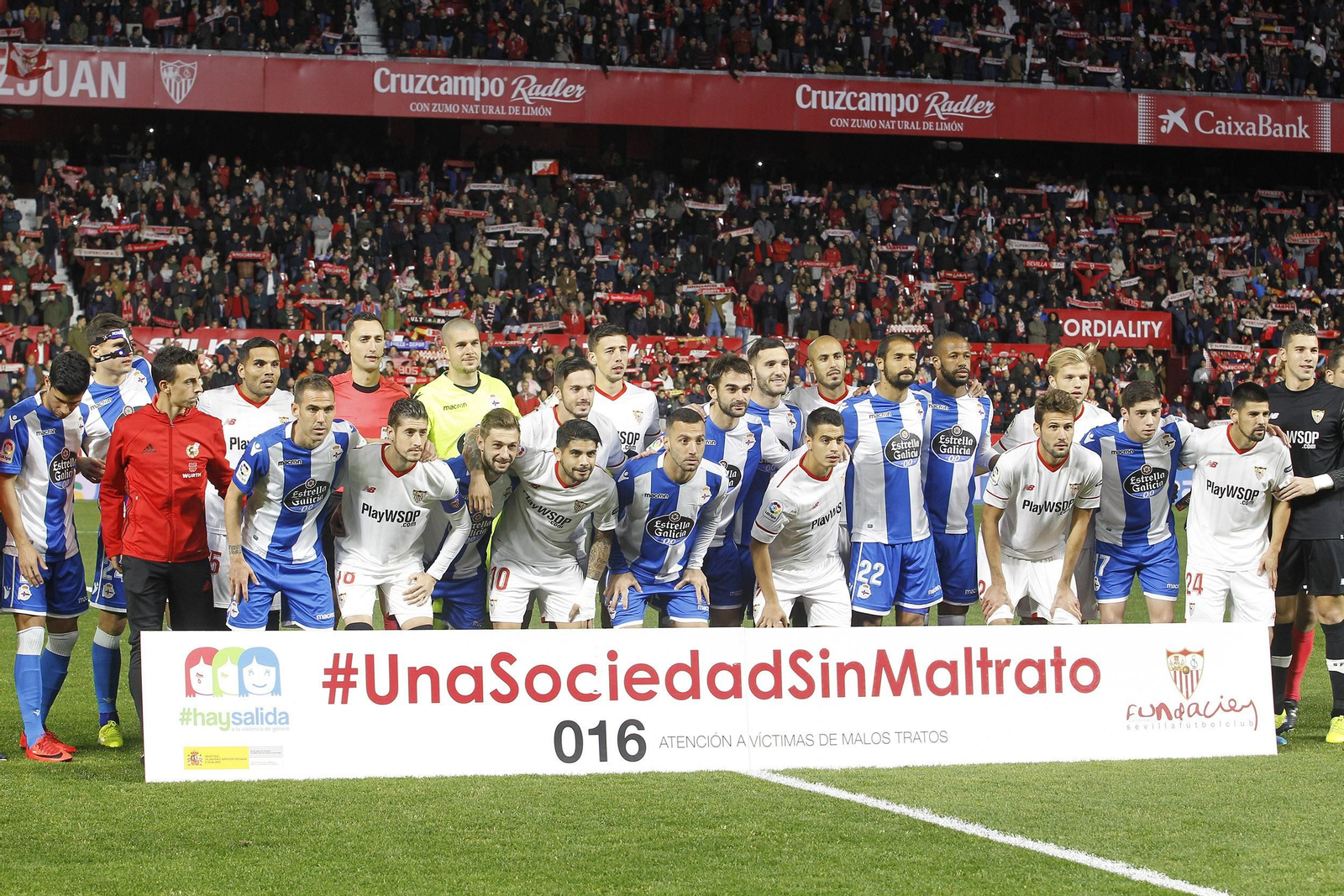 Sevilla y Deportivo posan con el lema 'Una sociedad sin maltrato', contra la violencia de género.