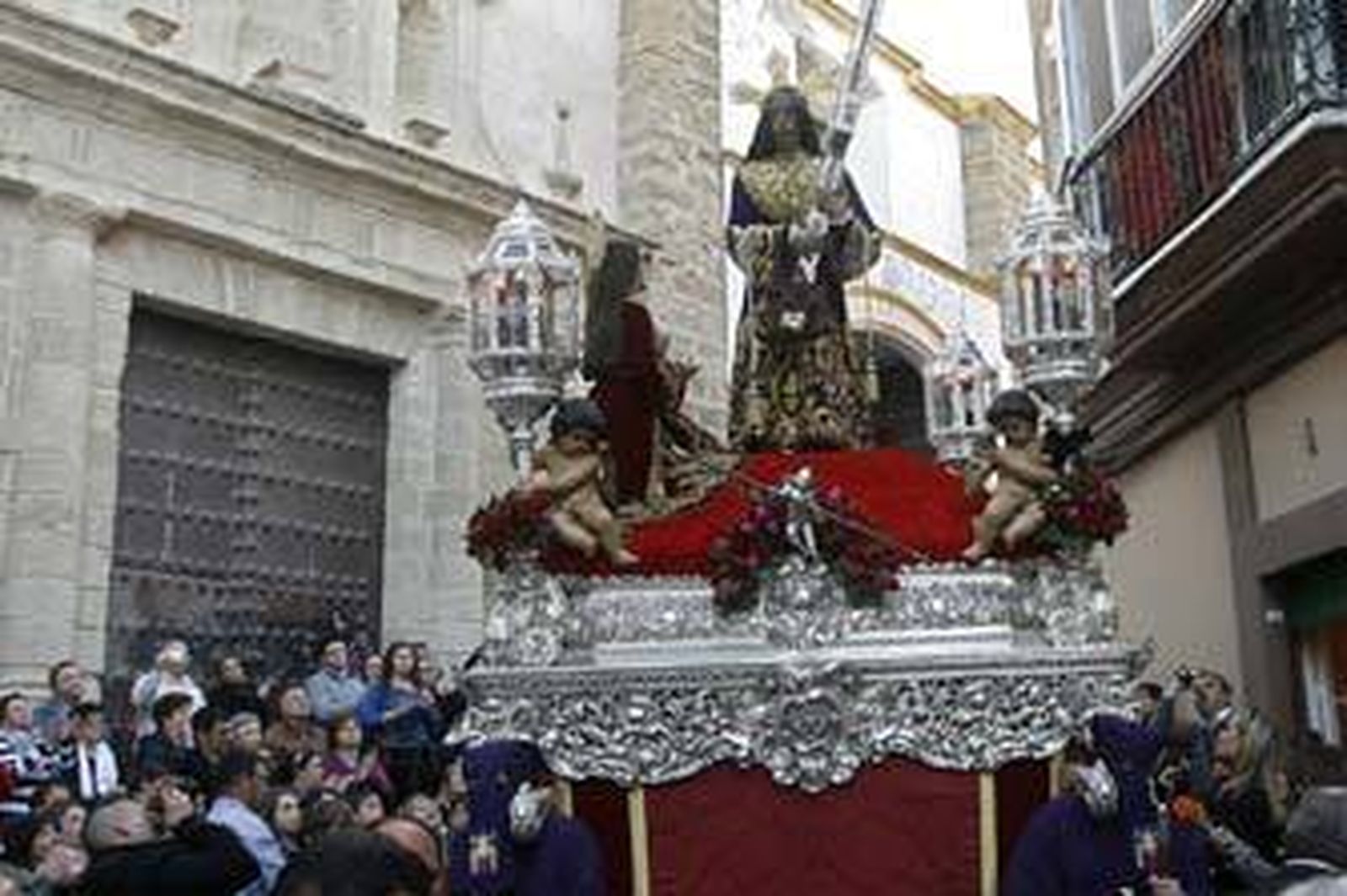 El Nazareno, en su salida del Jueves Santo sobre el paso de la Patrona, que se volverá a repetir en 2011. /Joaquín Pino