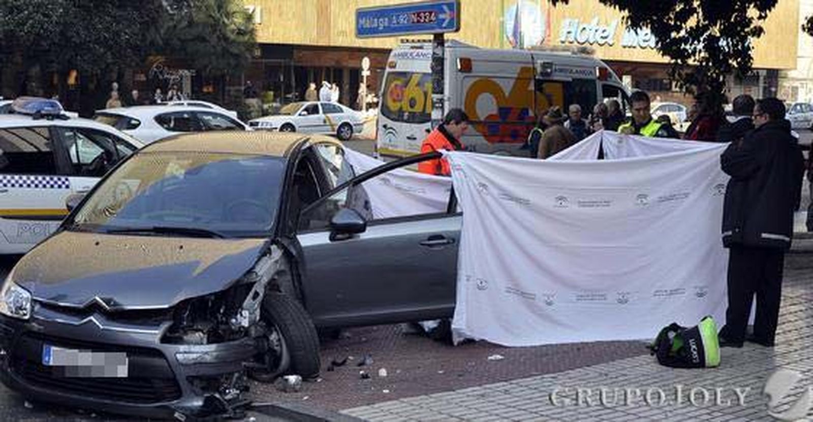 Muere de un infarto mientras conducía y origina un espectacular accidente
