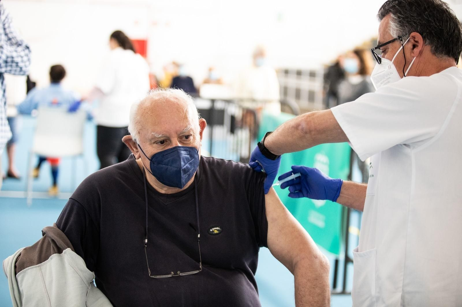 El primer vacunado en el pabellón Enrique Márquez.