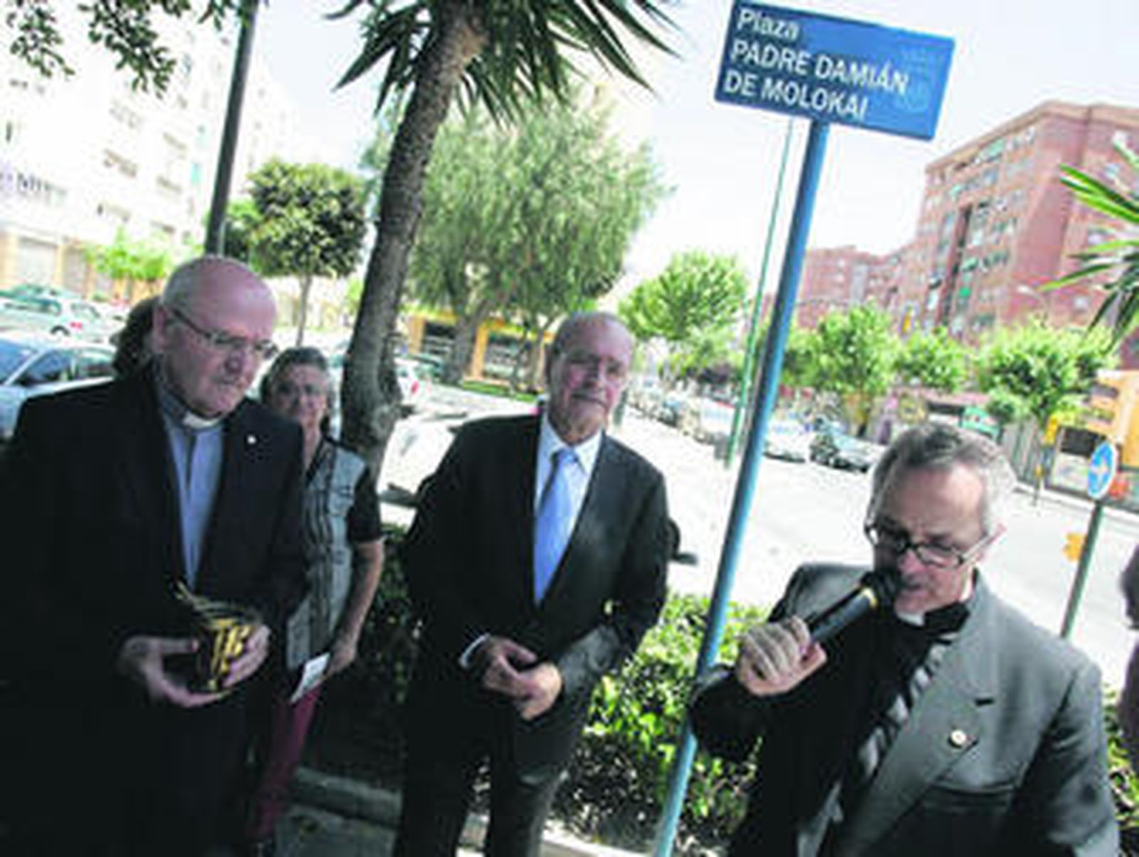 El alcalde y varios religiosos, en el acto de dedicatoria de una plaza al misionero belga.