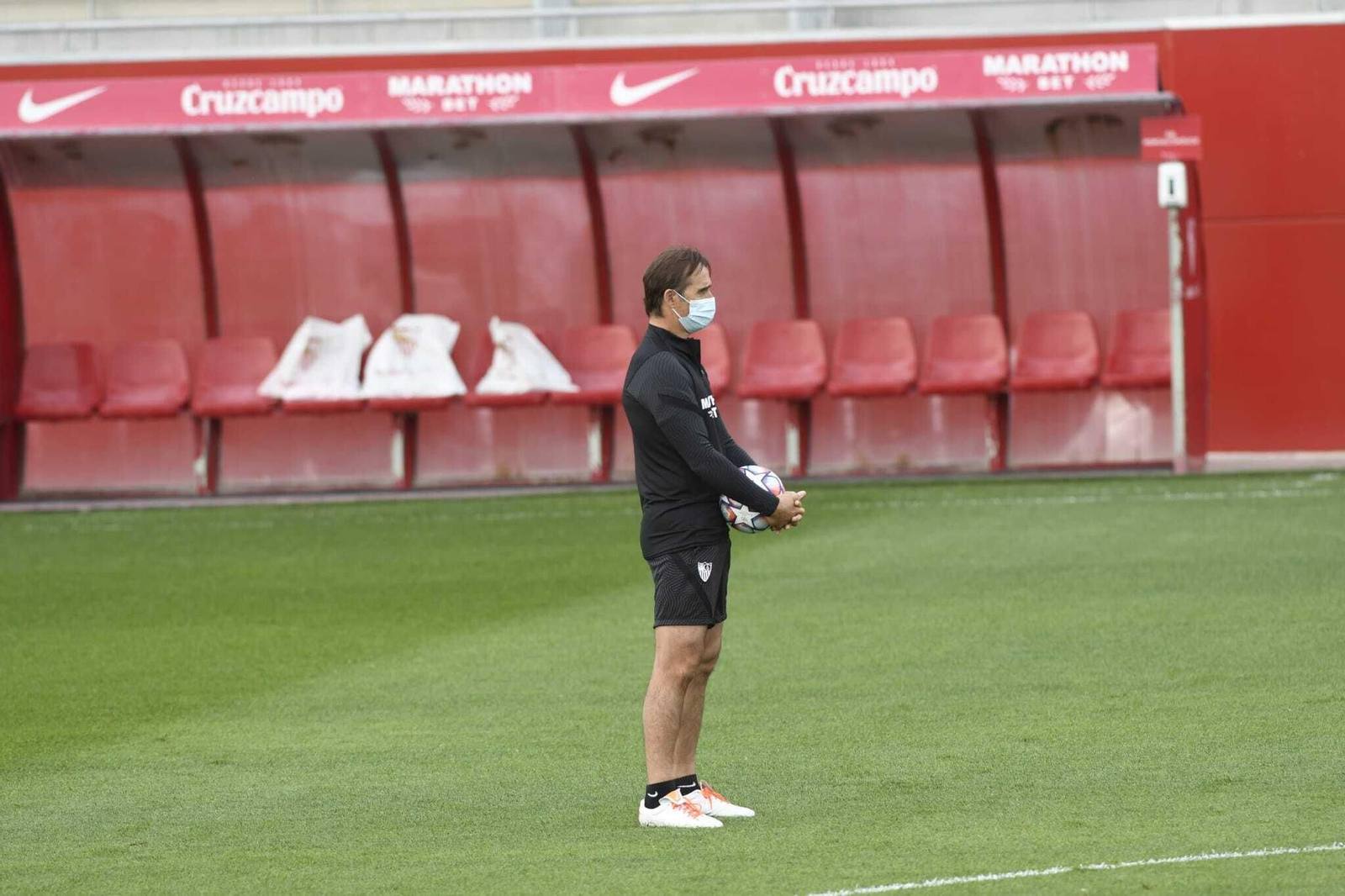 Lopetegui sostiene un balón mientras observa un entrenamiento.