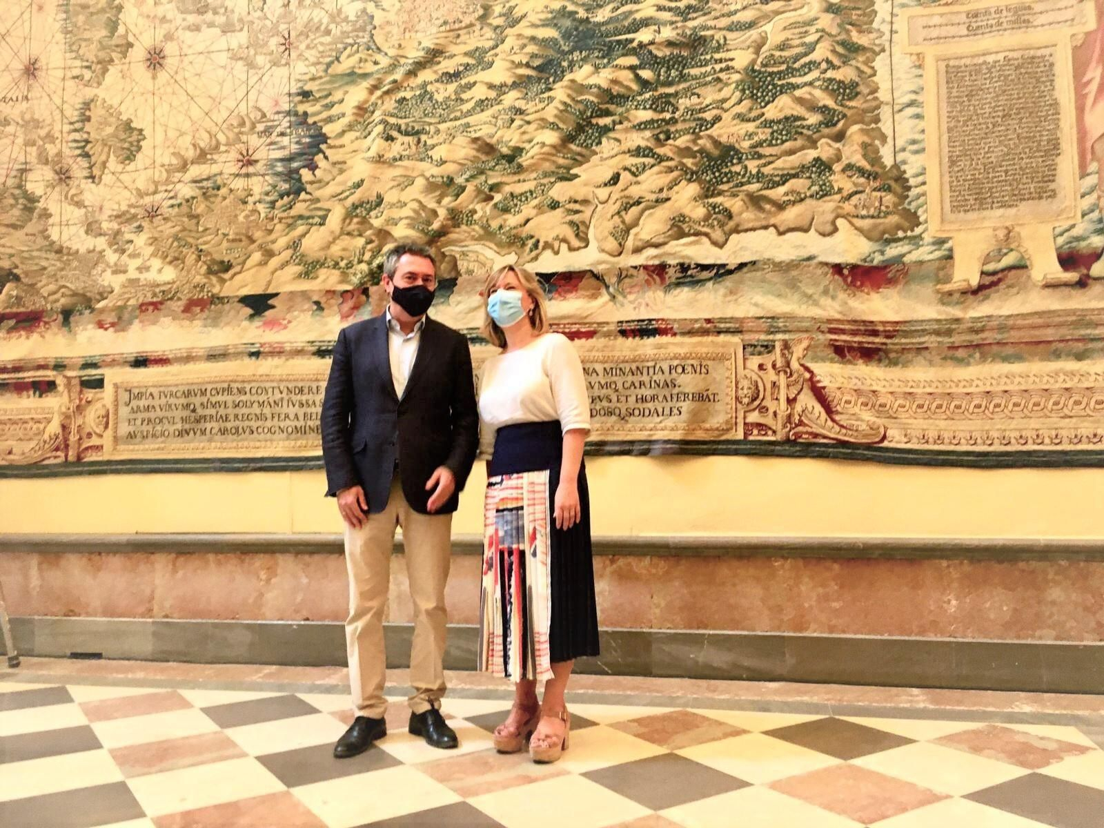 Espadas con Llanos Castellanos en el Salón de los Tapices.