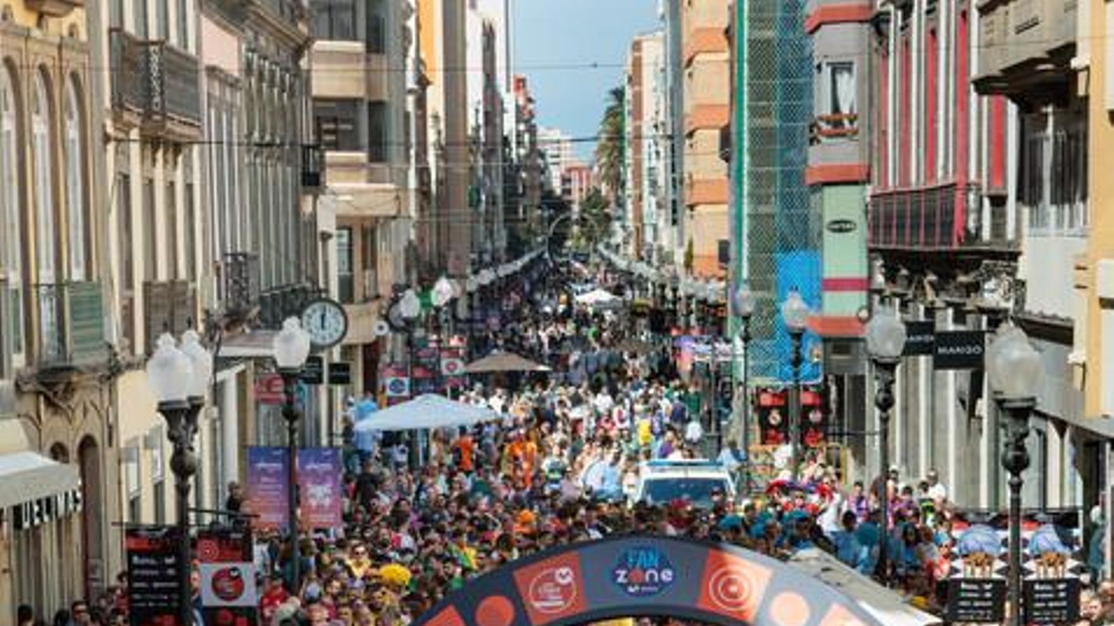 La gran fiesta de las aficiones en la Copa: Miles de personas toman las calles de Las Palmas