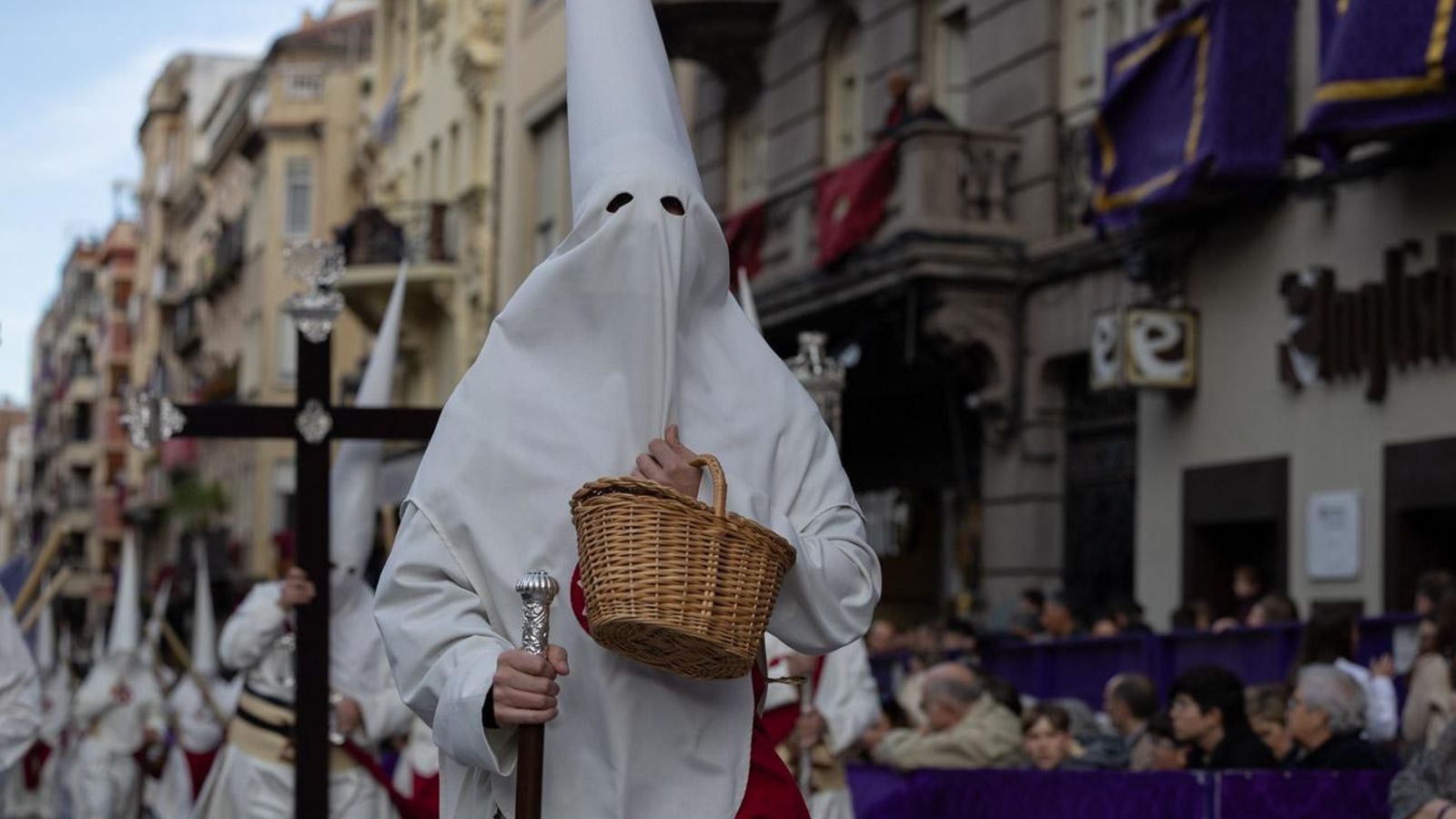 Los cofrades se rinden ante los grandes pasos de misterio del Lunes Santo