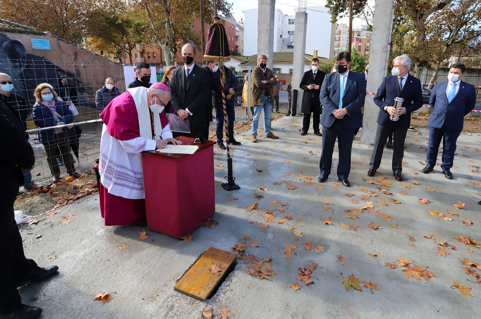 El Obispo de Huelva, Santiago Gómez, coloca la primera piedra de la nueva parroquia de Cristo Sacerdote, en imágenes