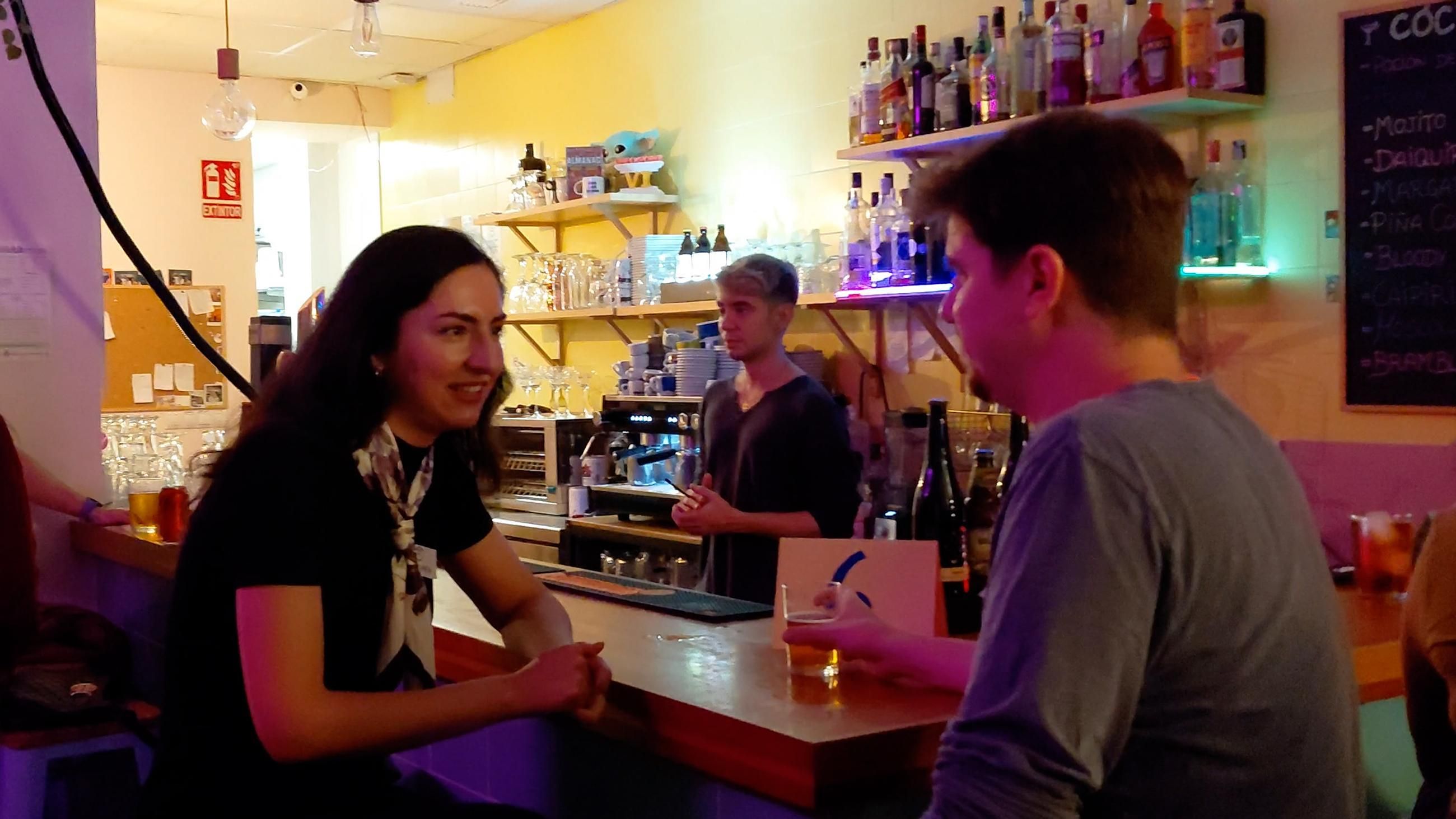 En el Día Mundial del Soltero, el Arcade Bar apuesta por el amor sin pantallas