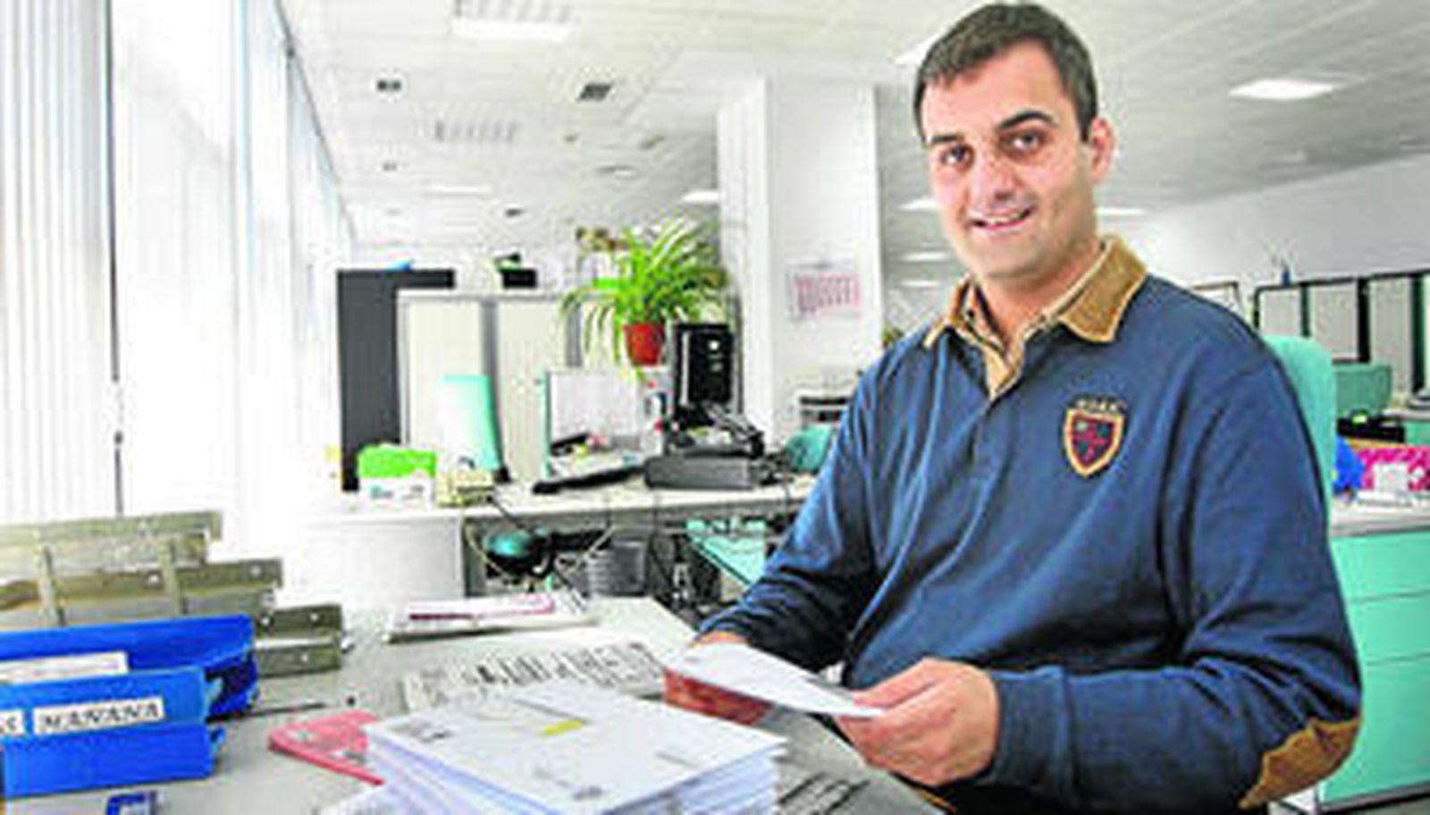 Carlos González Guillón en su puesto de trabajo en las dependencias del INSS en el Estadio Carranza.