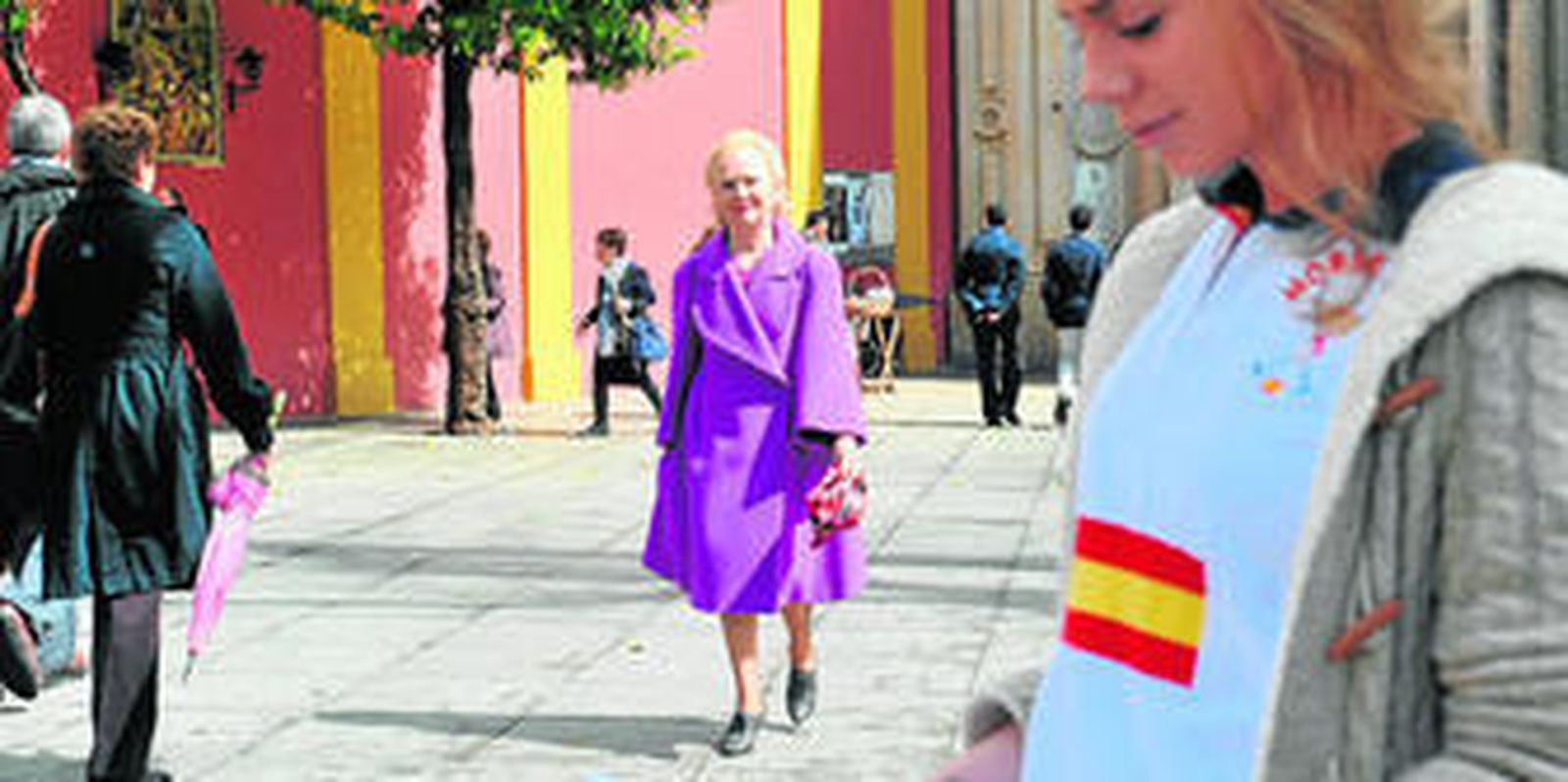 Anne Perret, en la plaza de San Lorenzo junto a una alumna del colegio Itálica que luce una camiseta con la bandera de España.