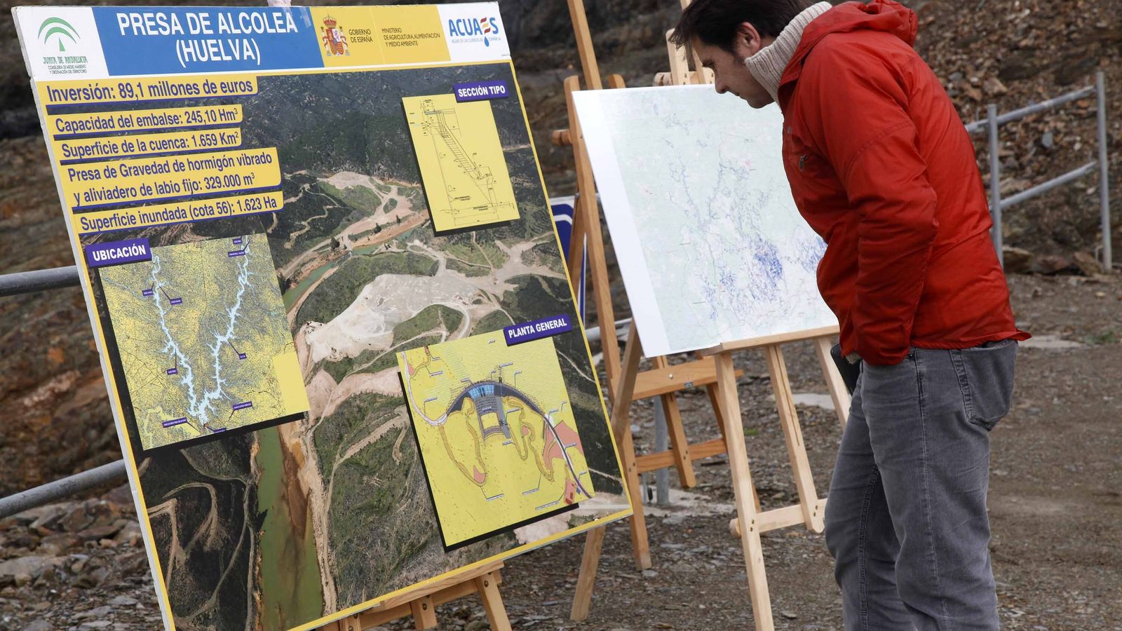 Un hombre observa los paneles con el proyecto de Alcolea durante una visita a las obras en 2015