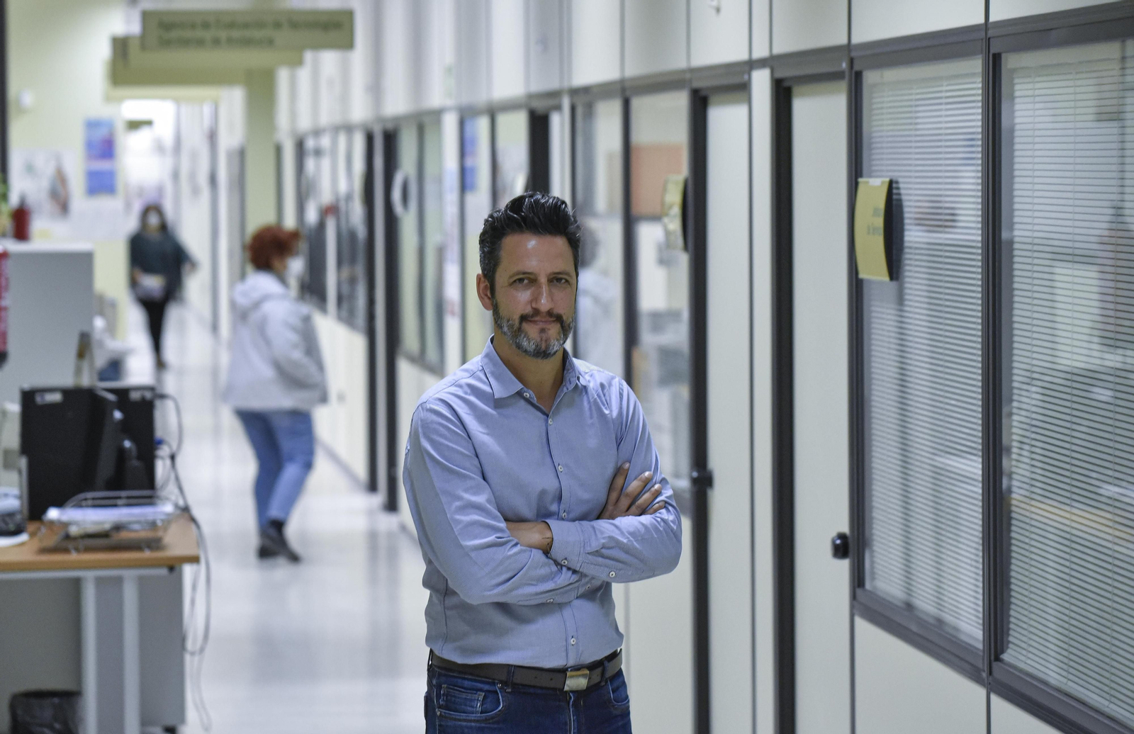 El director del Plan Estratégico de Vacunaciones de Andalucía, David Moreno, en la sede de la Consejería de Salud y Familias.