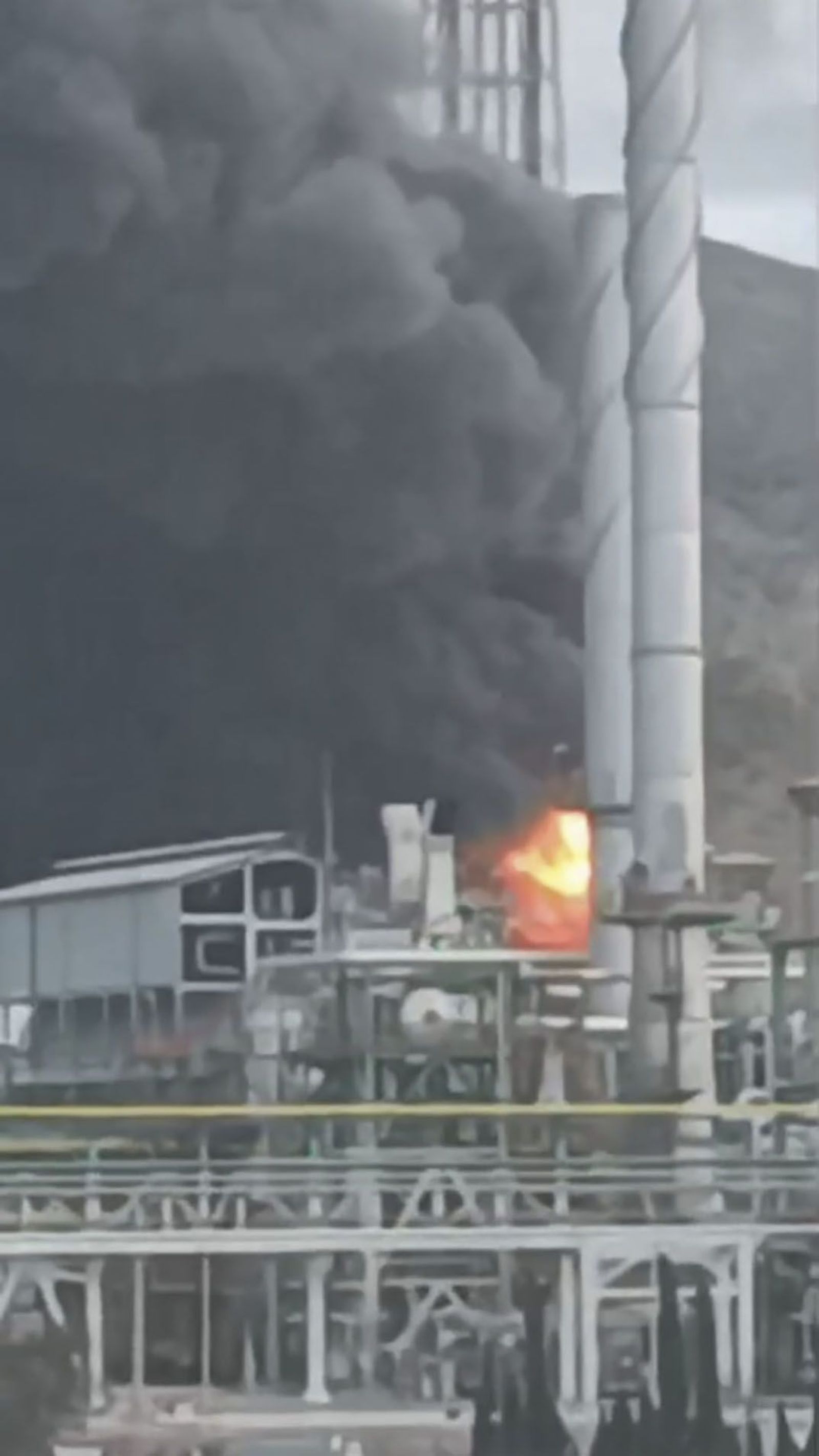 Imagen del incendio en la planta de Repsol de Cartagena.