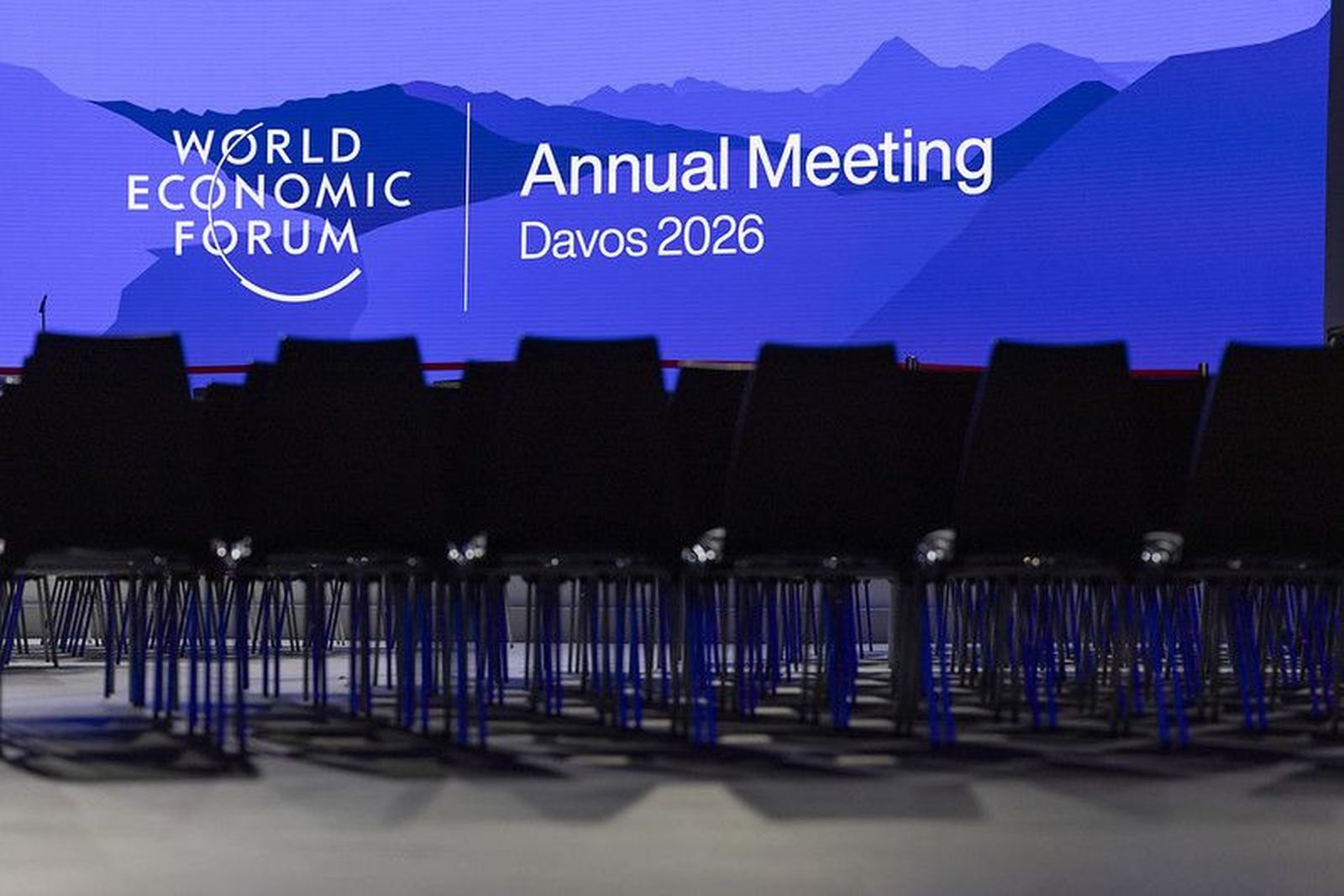 Numerosas sillas ocupan una sala en la que se celebrará el Foro Económico Mundial entre el 19 y el 23 de enero en Davos (Suiza).