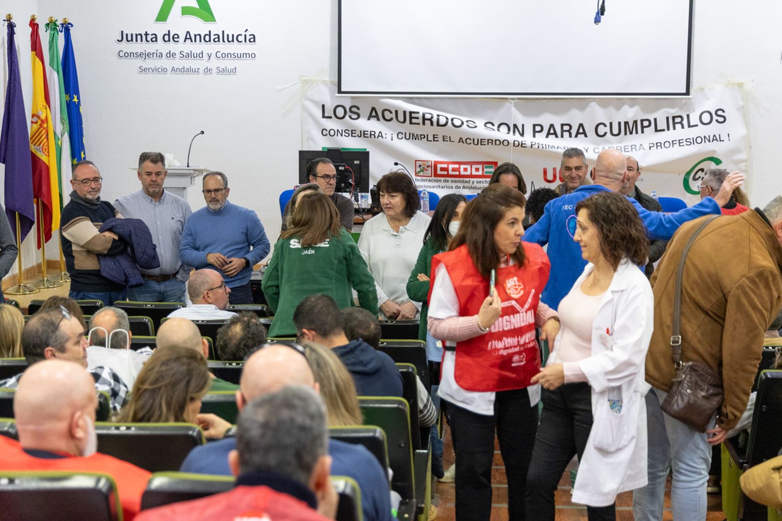 Encierro y asamblea convocado por CCOO, Satse, CSIF y UGT para denunciar el incumplimiento de los acuerdos en materia sanitaria por parte de la Junta de Andalucía