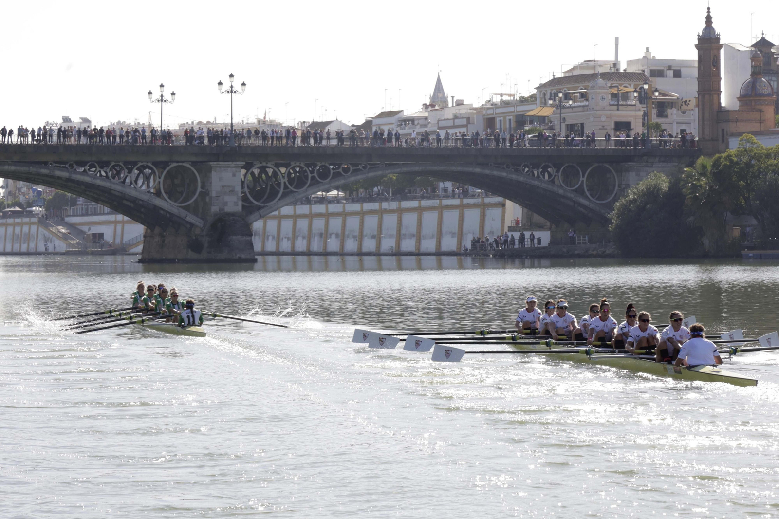 La Regata Sevilla-Betis femenina en imágenes