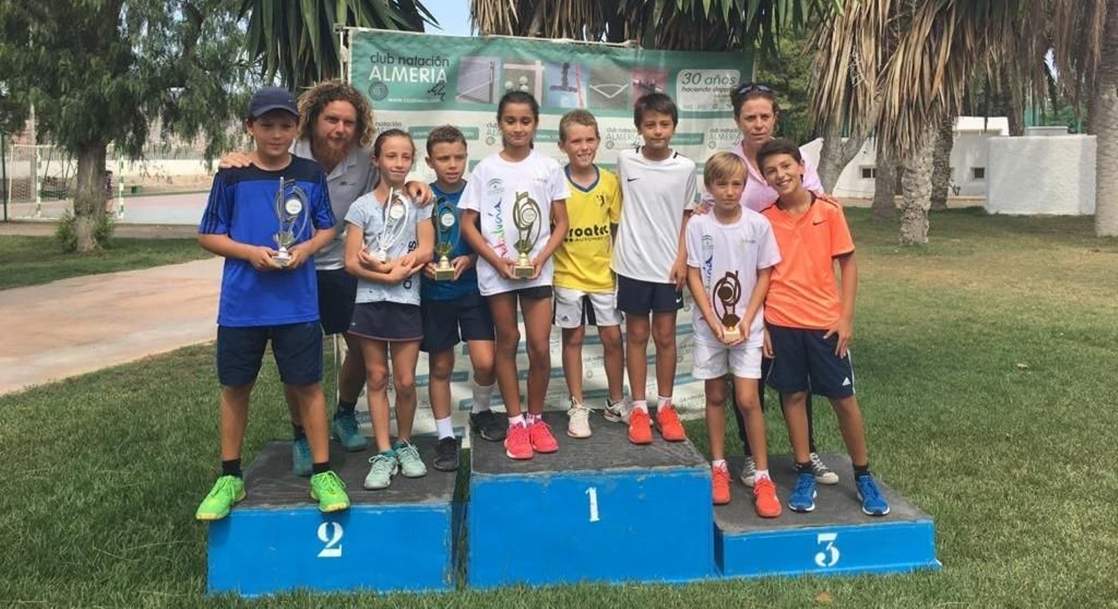 Los pequeños ganadores, en el podio