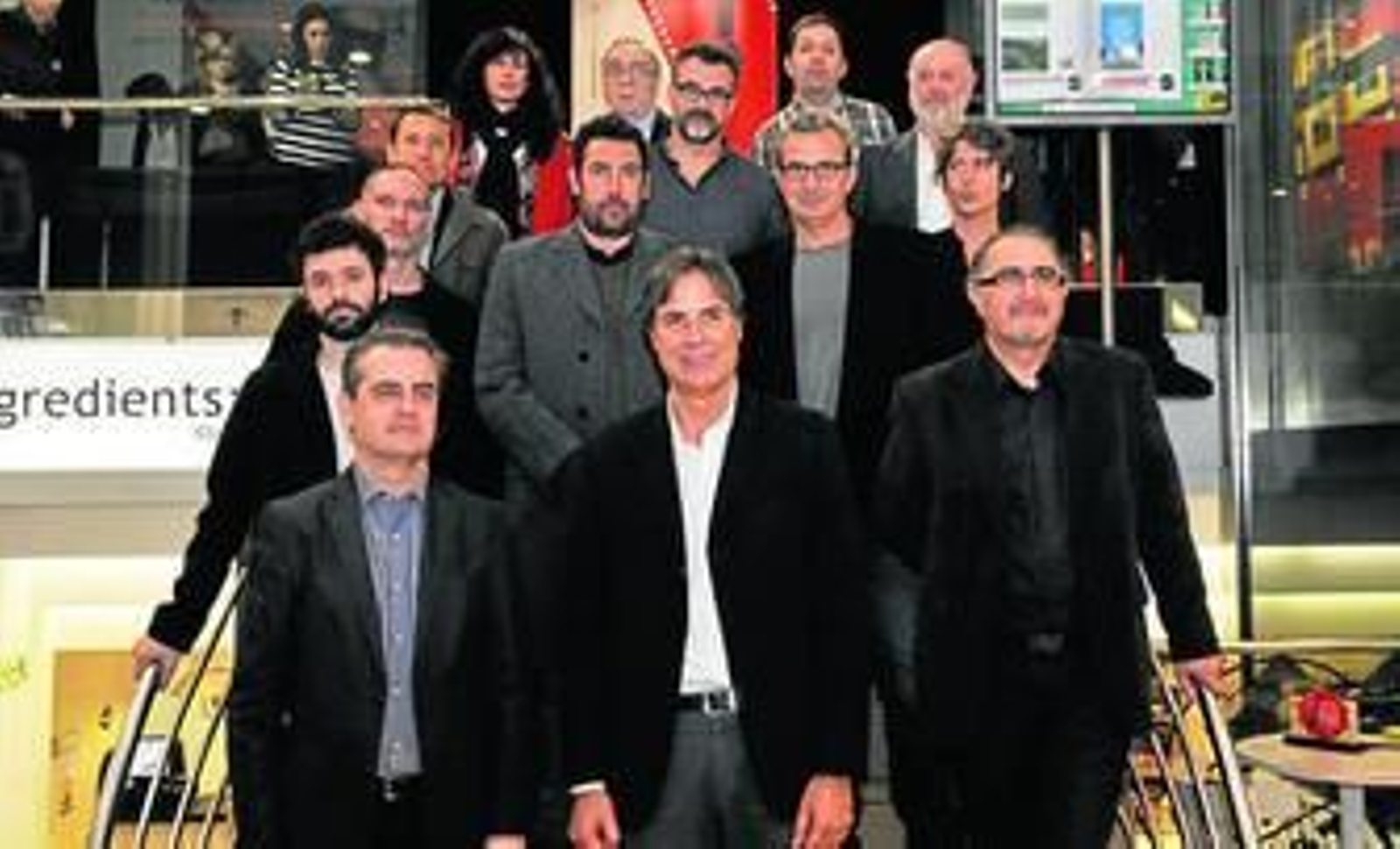 Juan Antonio Vigar (en la primera fila, a la izquierda), junto a Damián Caneda y los cineastas convocados, ayer, en Madrid. Juan Antonio Vigar (en la primera fila, a la izquierda), junto a Damián Caneda y los cineastas convocados, ayer, en Madrid.