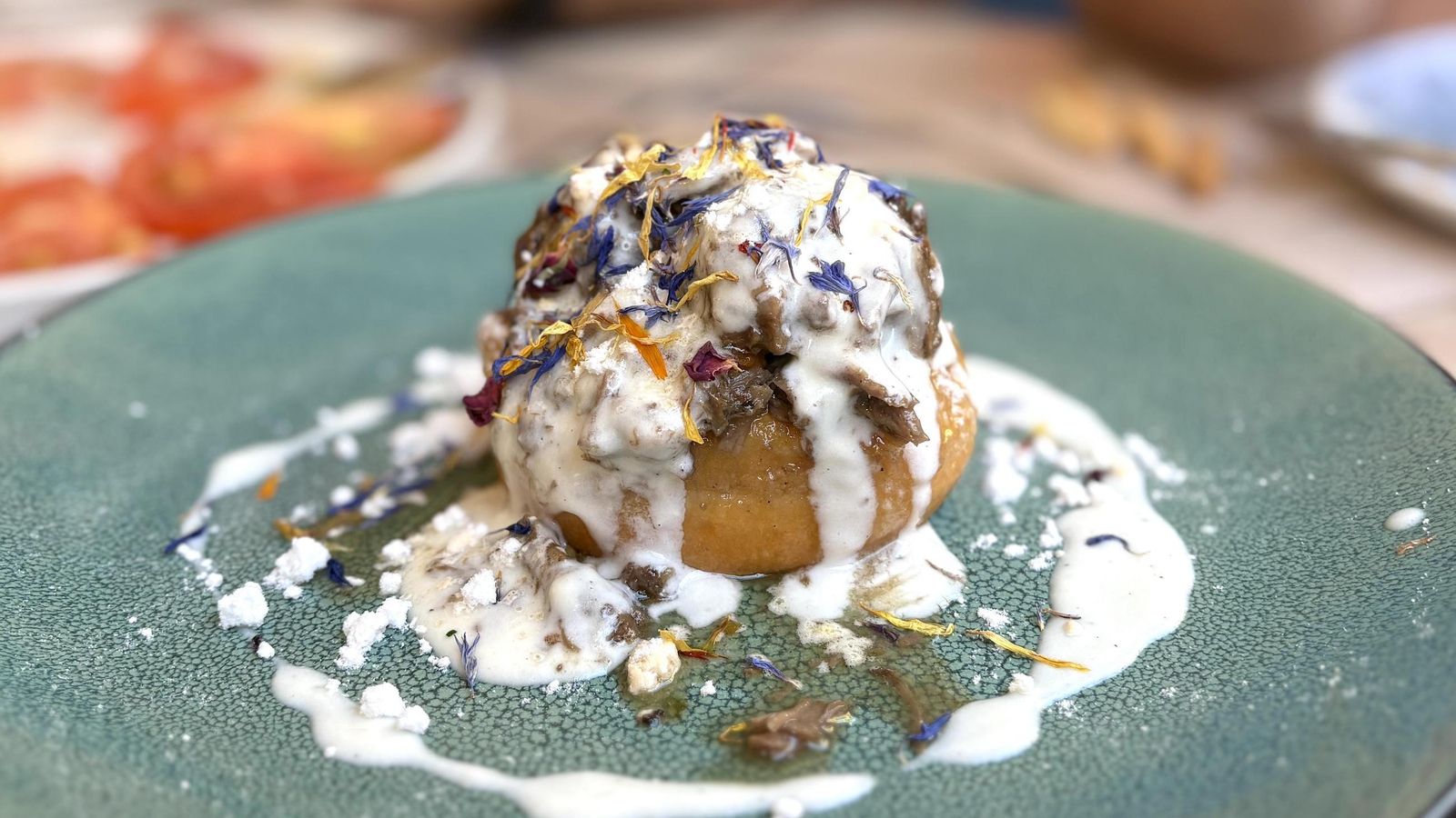 Donut glaseado con carrillera y queso payoyo