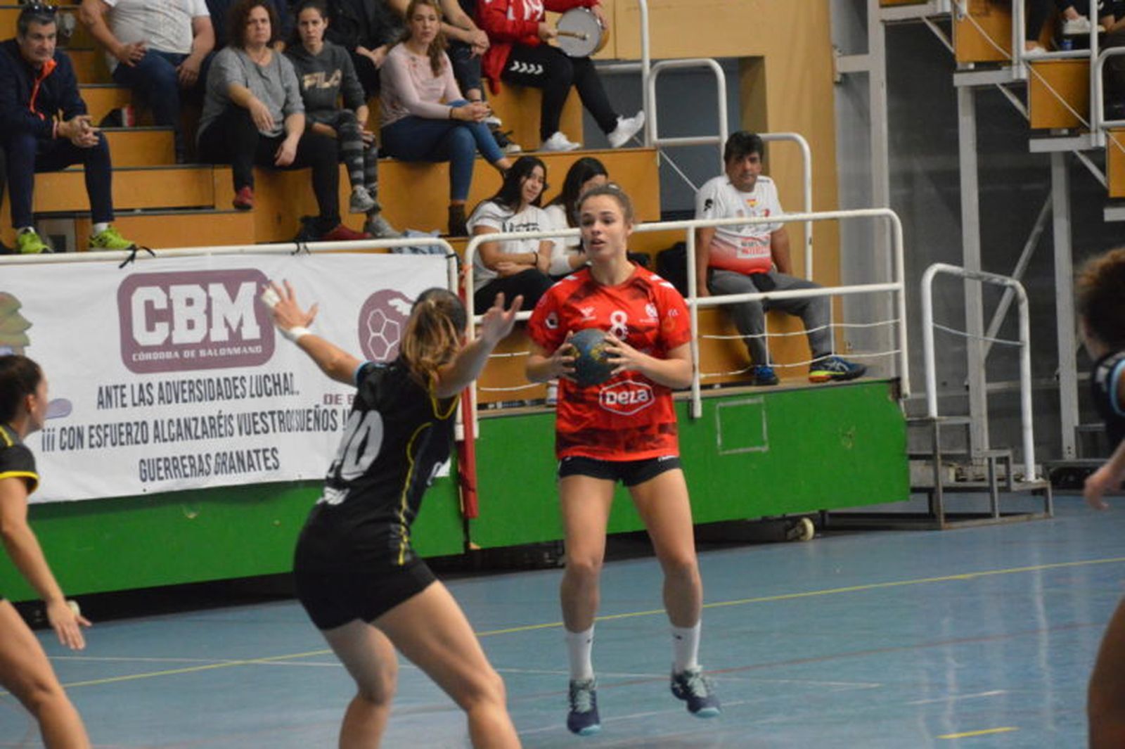 Una jugadora del Córdoba BM, en acción durante un partido de la pasada temporada.