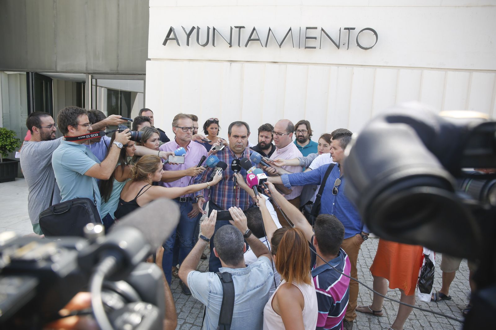 El alcalde de Pizarra informa a la prensa.